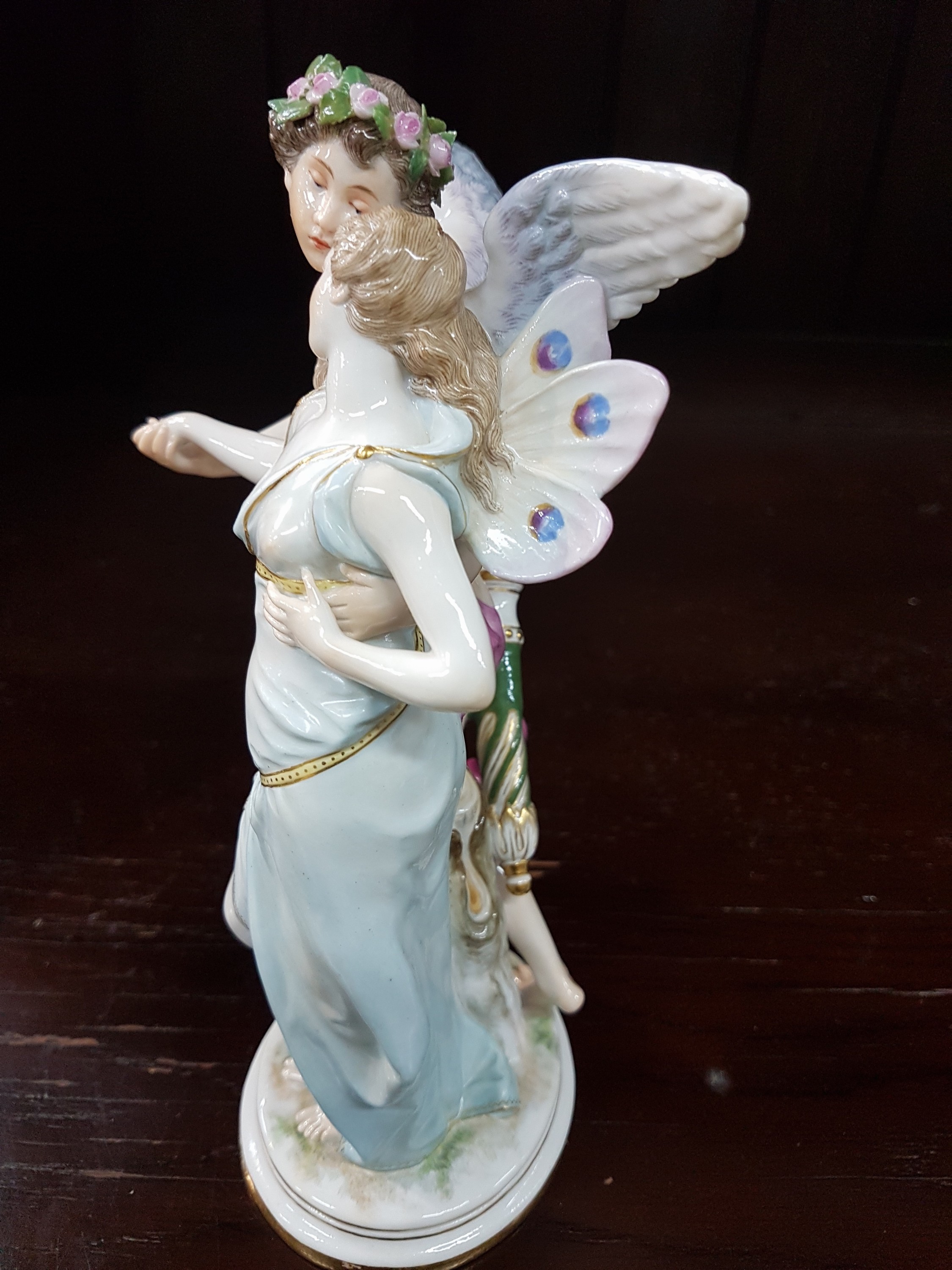 Detail e: Porzellangruppe "Ideale Liebe", Meissen, um 1900, Entw. Gustav Deloy 1895-96, Interpretation des mythologisches Liebespaares Liebesgott ...