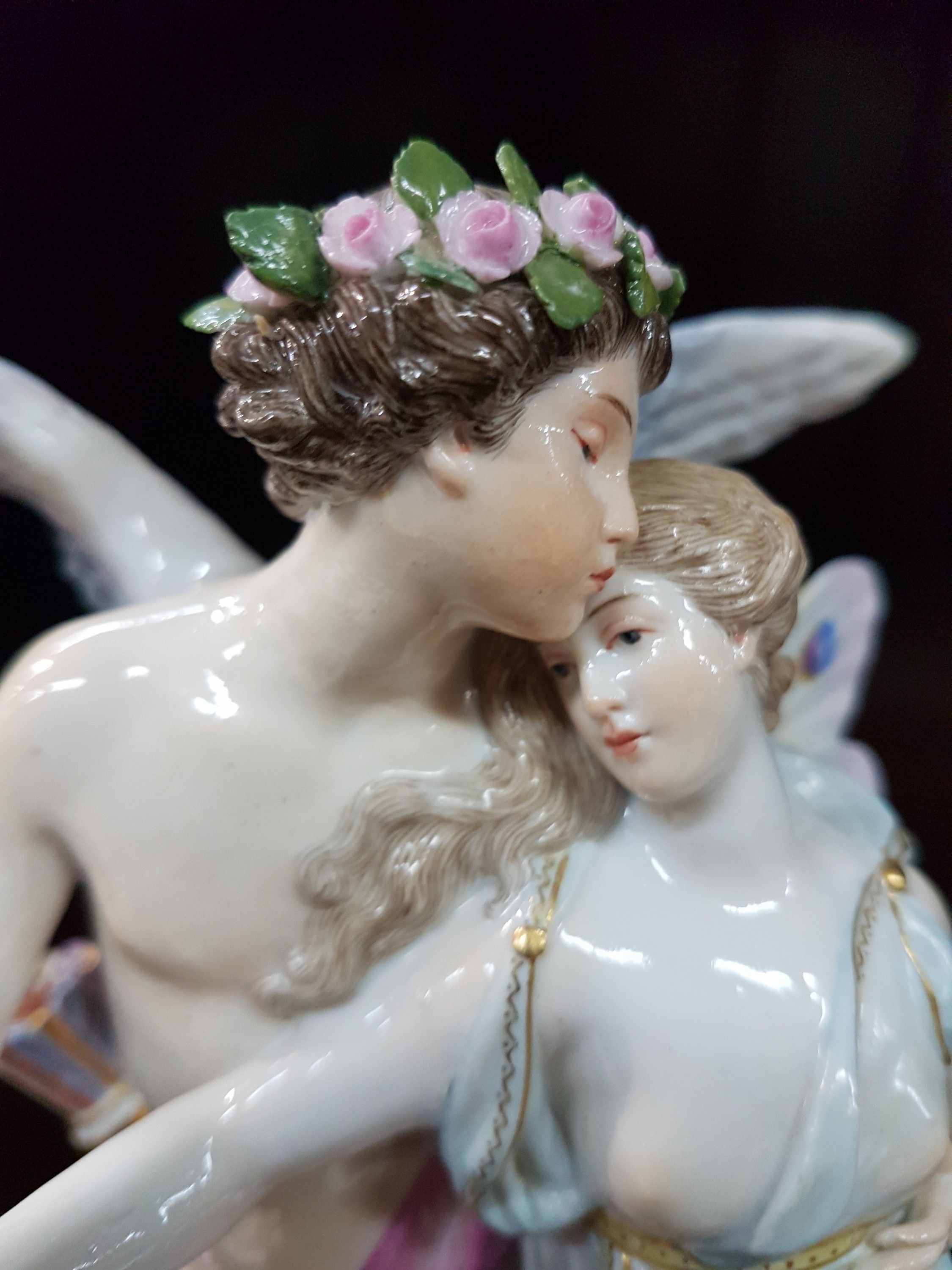 Detail f: Porzellangruppe "Ideale Liebe", Meissen, um 1900, Entw. Gustav Deloy 1895-96, Interpretation des mythologisches Liebespaares Liebesgott ...