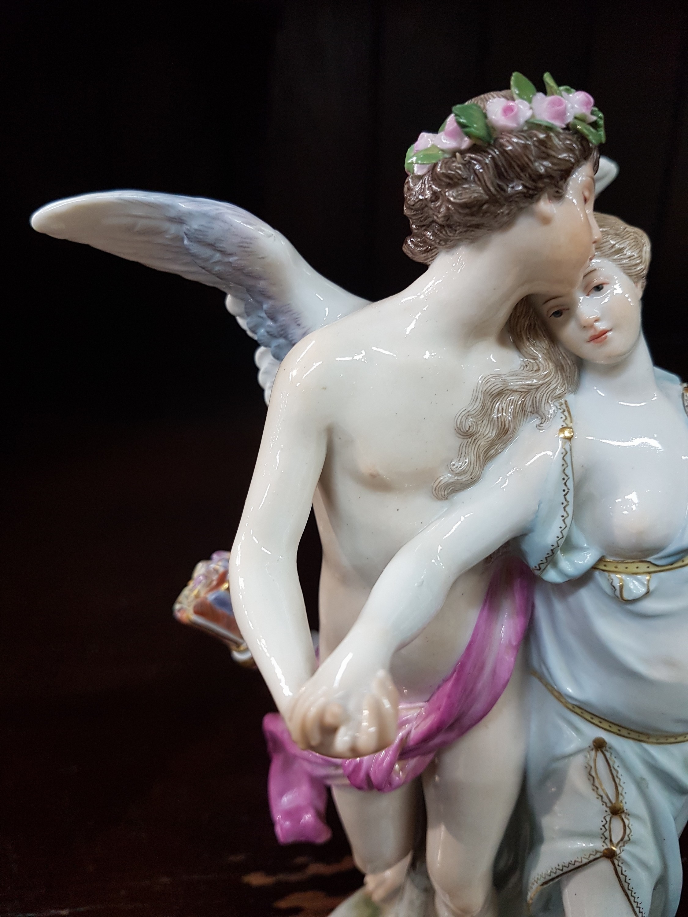 Detail g: Porzellangruppe "Ideale Liebe", Meissen, um 1900, Entw. Gustav Deloy 1895-96, Interpretation des mythologisches Liebespaares Liebesgott ...