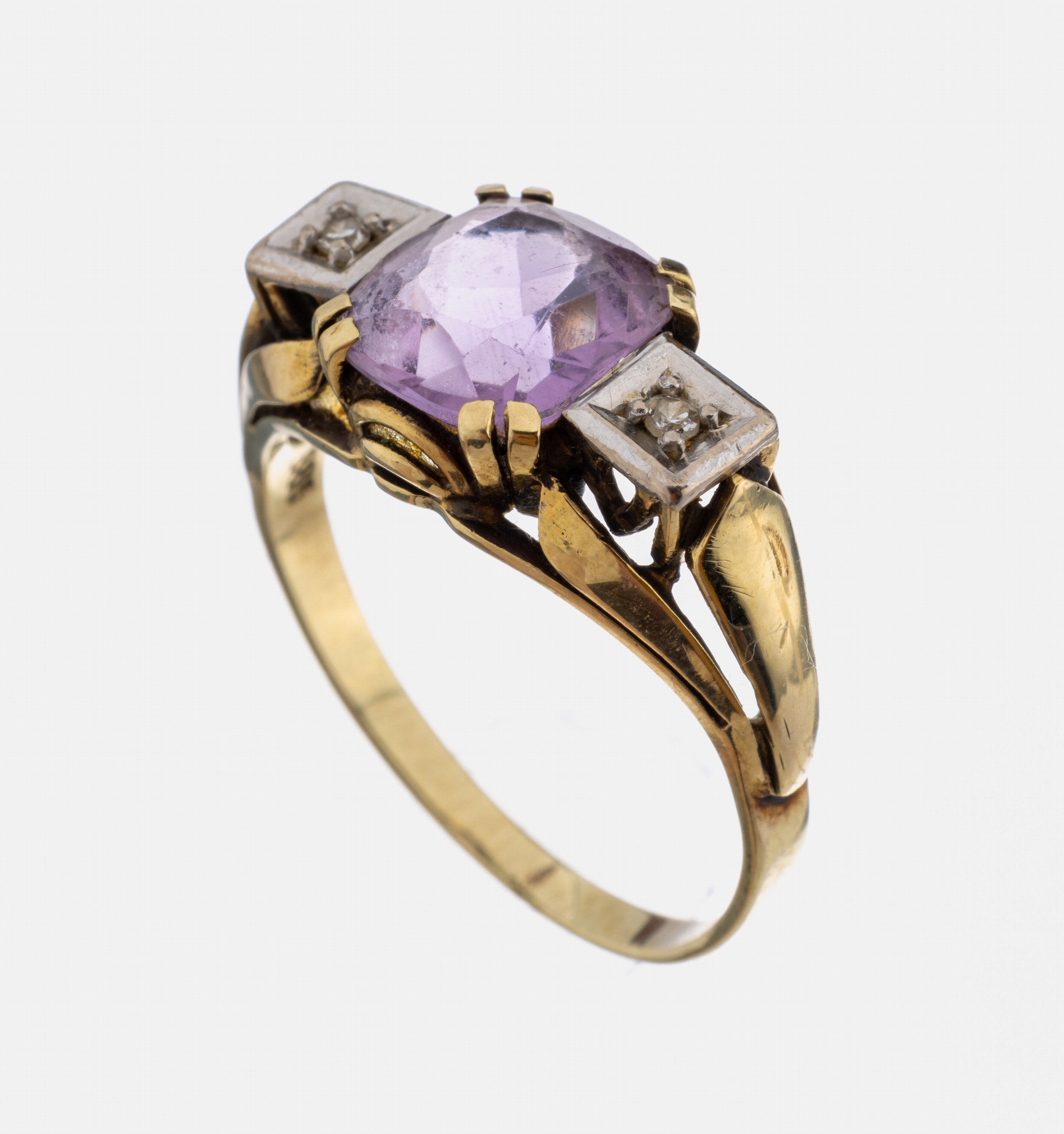 14 kt Gold Amethyst-Diamant-Ring, GG/WG 585/000, mittig ein facett. Amethyst umgeben von 8/8-Diamanten in WG gefasst, RW 55, ca. 3.4 g