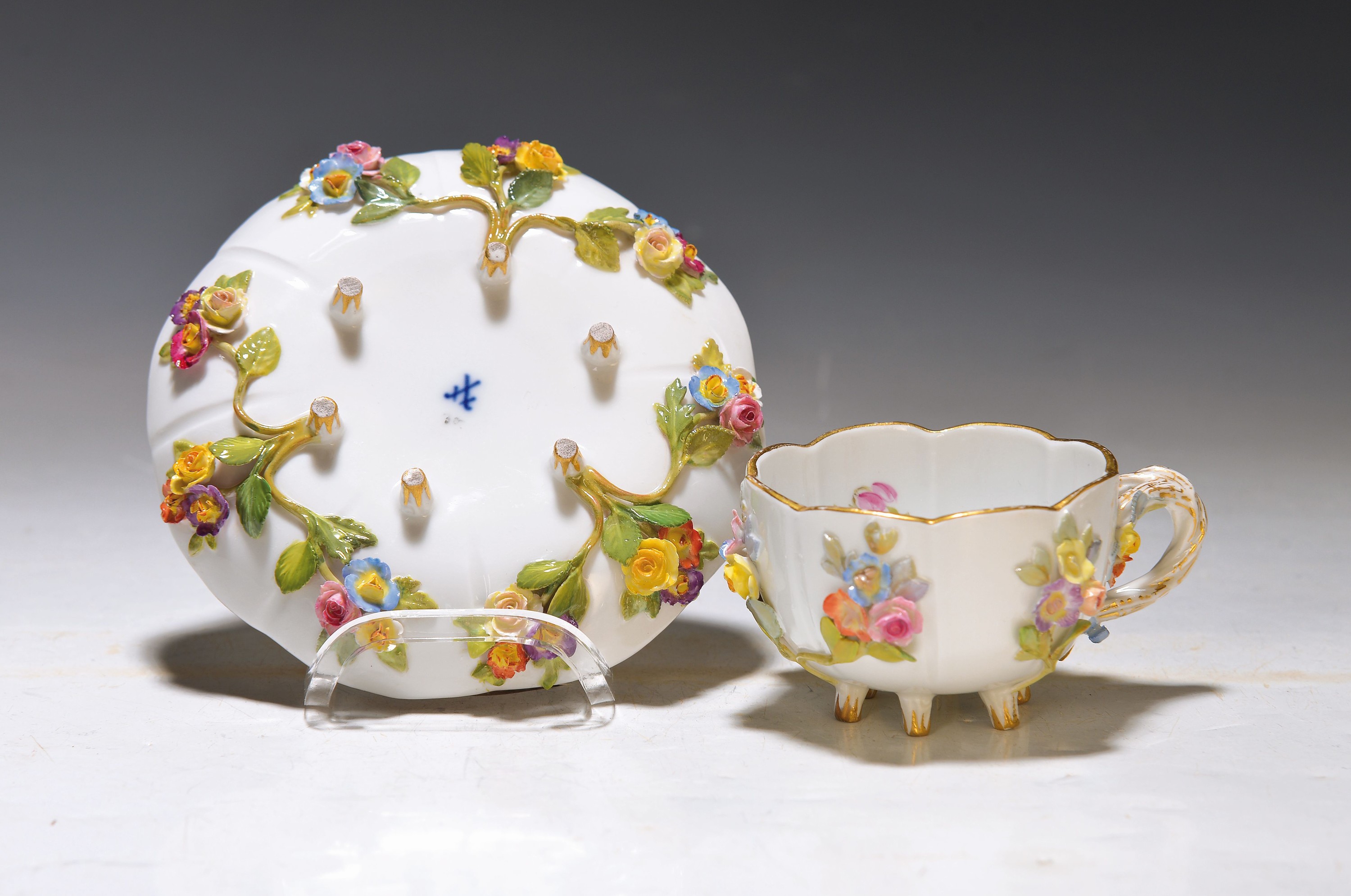 Mokkatasse mit Untertasse, Meissen, um 1890, Porzellan mit applizierten vollplastischen Blumenbuketts, polychrom bemalt, im Innern Streublümchen, ...
