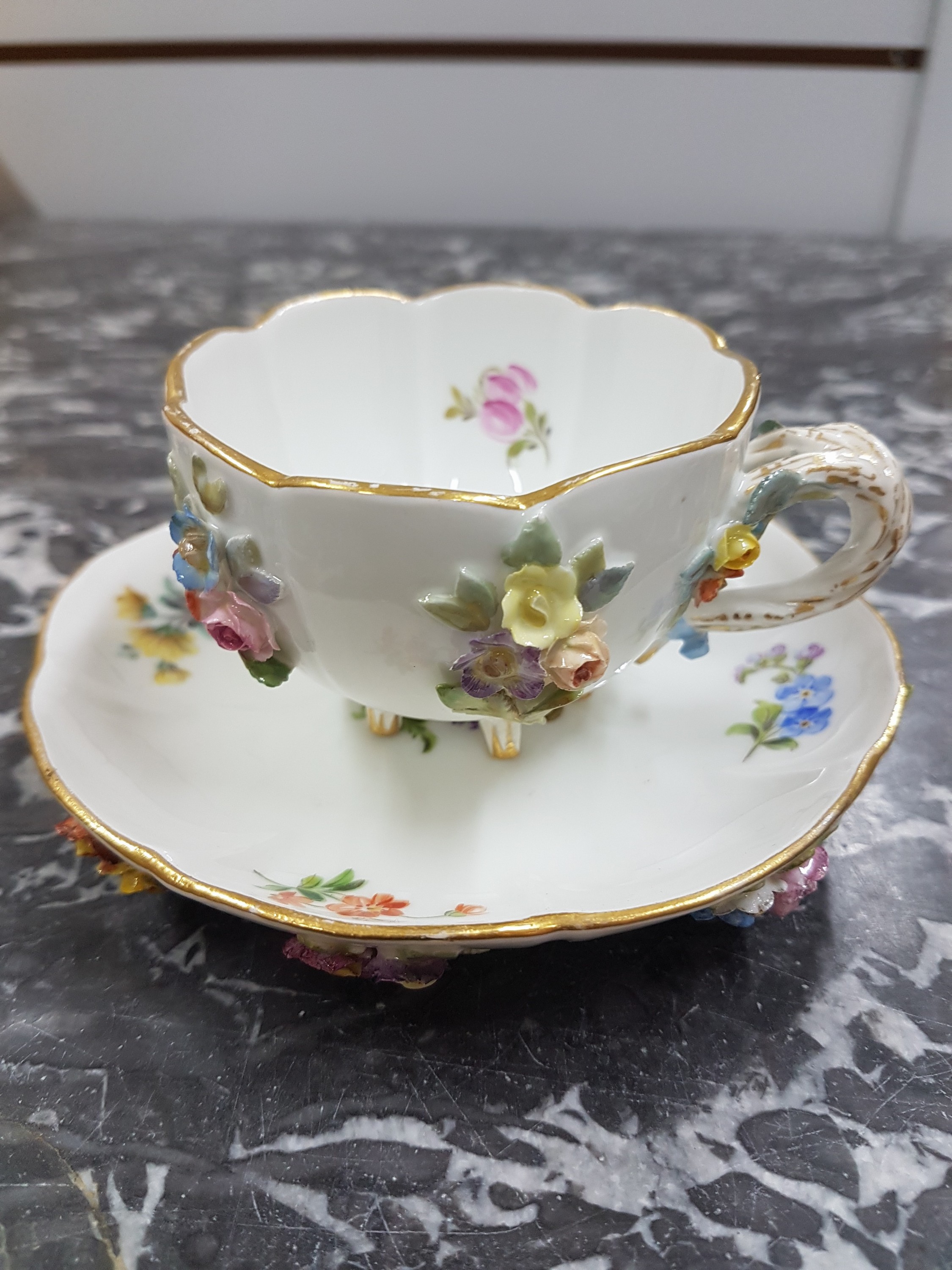 Detail a: Mokkatasse mit Untertasse, Meissen, um 1890, Porzellan mit applizierten vollplastischen Blumenbuketts, polychrom bemalt, im Innern Streublümchen, ...