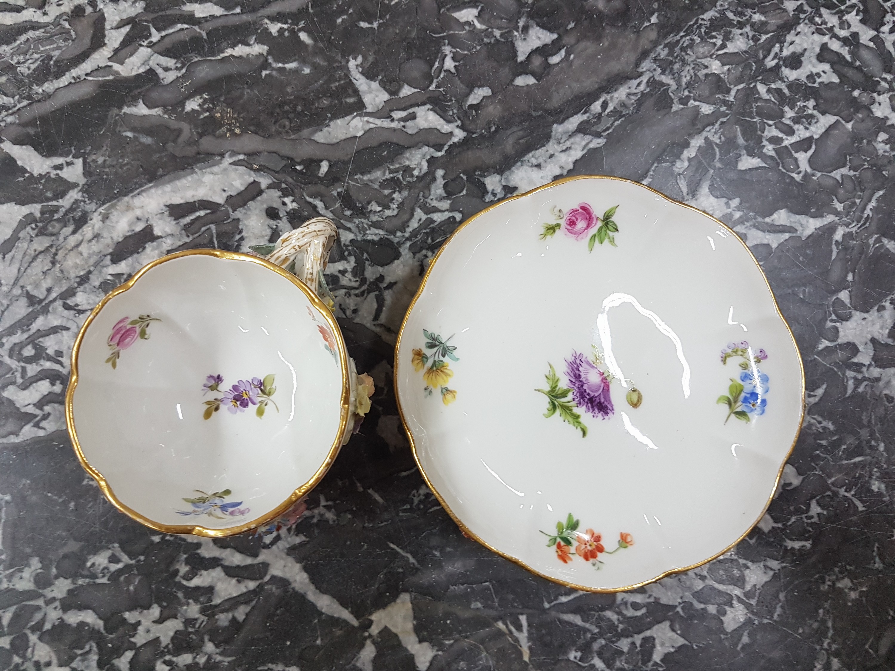 Detail b: Mokkatasse mit Untertasse, Meissen, um 1890, Porzellan mit applizierten vollplastischen Blumenbuketts, polychrom bemalt, im Innern Streublümchen, ...