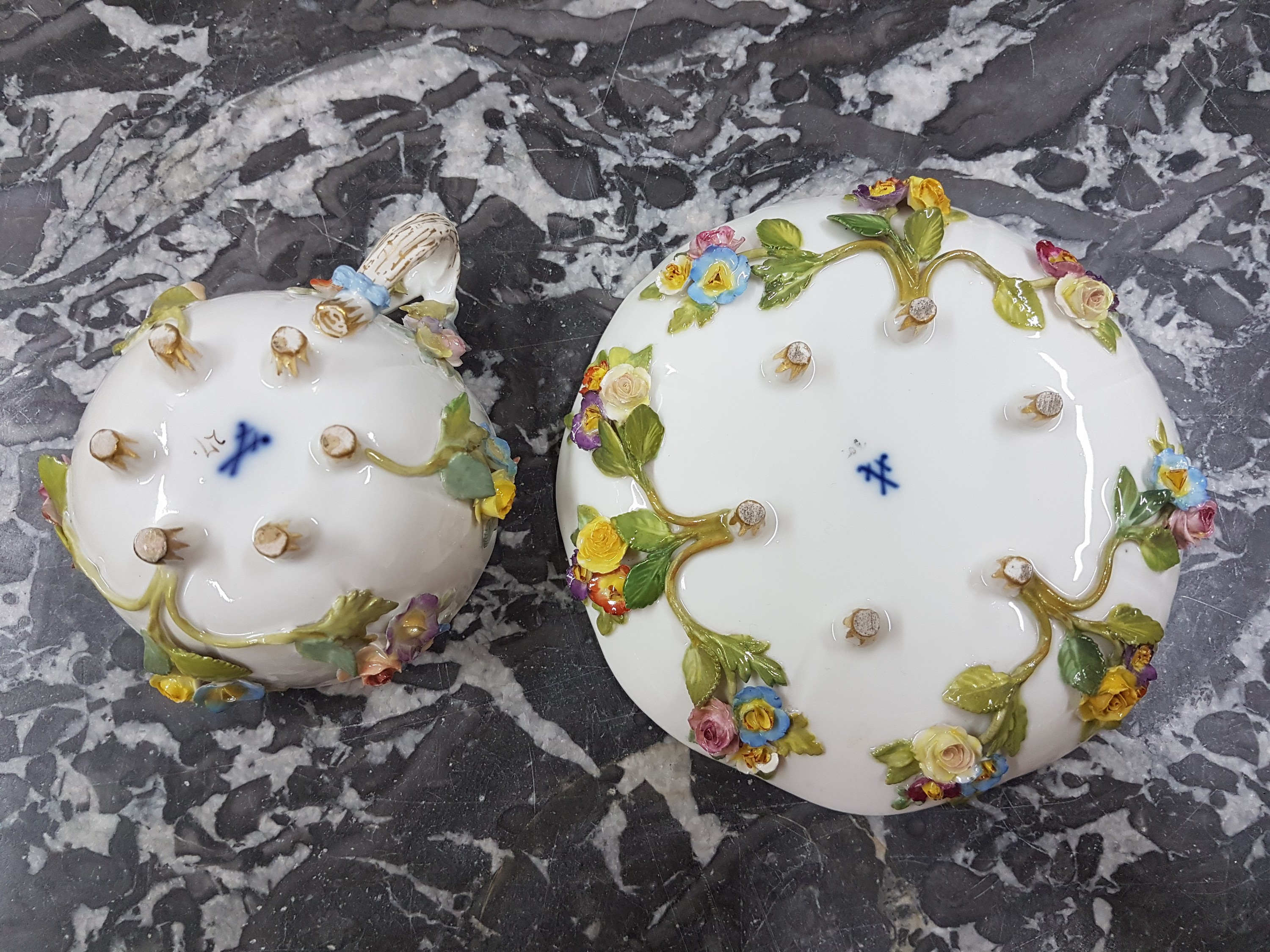 Detail c: Mokkatasse mit Untertasse, Meissen, um 1890, Porzellan mit applizierten vollplastischen Blumenbuketts, polychrom bemalt, im Innern Streublümchen, ...