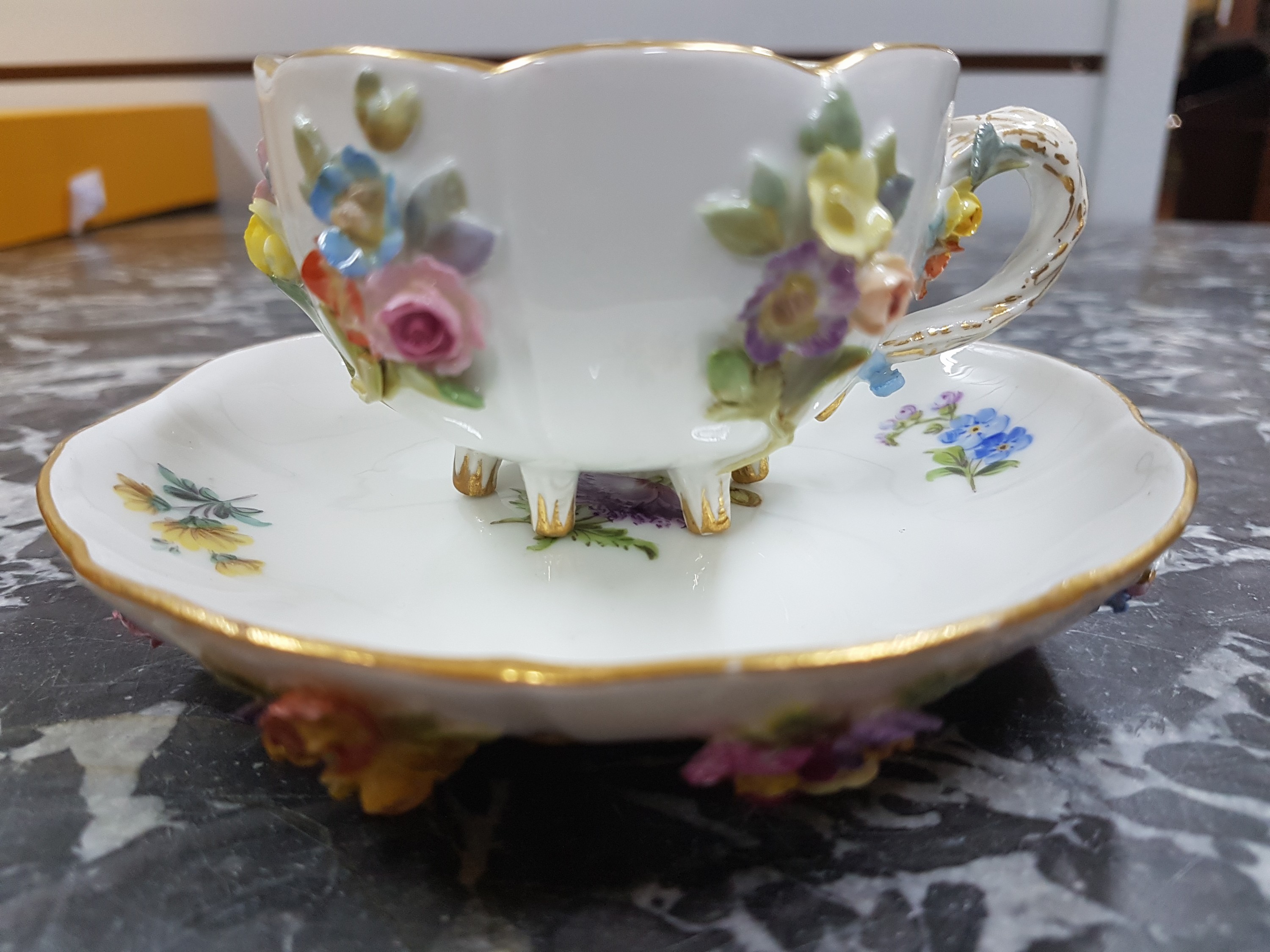 Detail d: Mokkatasse mit Untertasse, Meissen, um 1890, Porzellan mit applizierten vollplastischen Blumenbuketts, polychrom bemalt, im Innern Streublümchen, ...