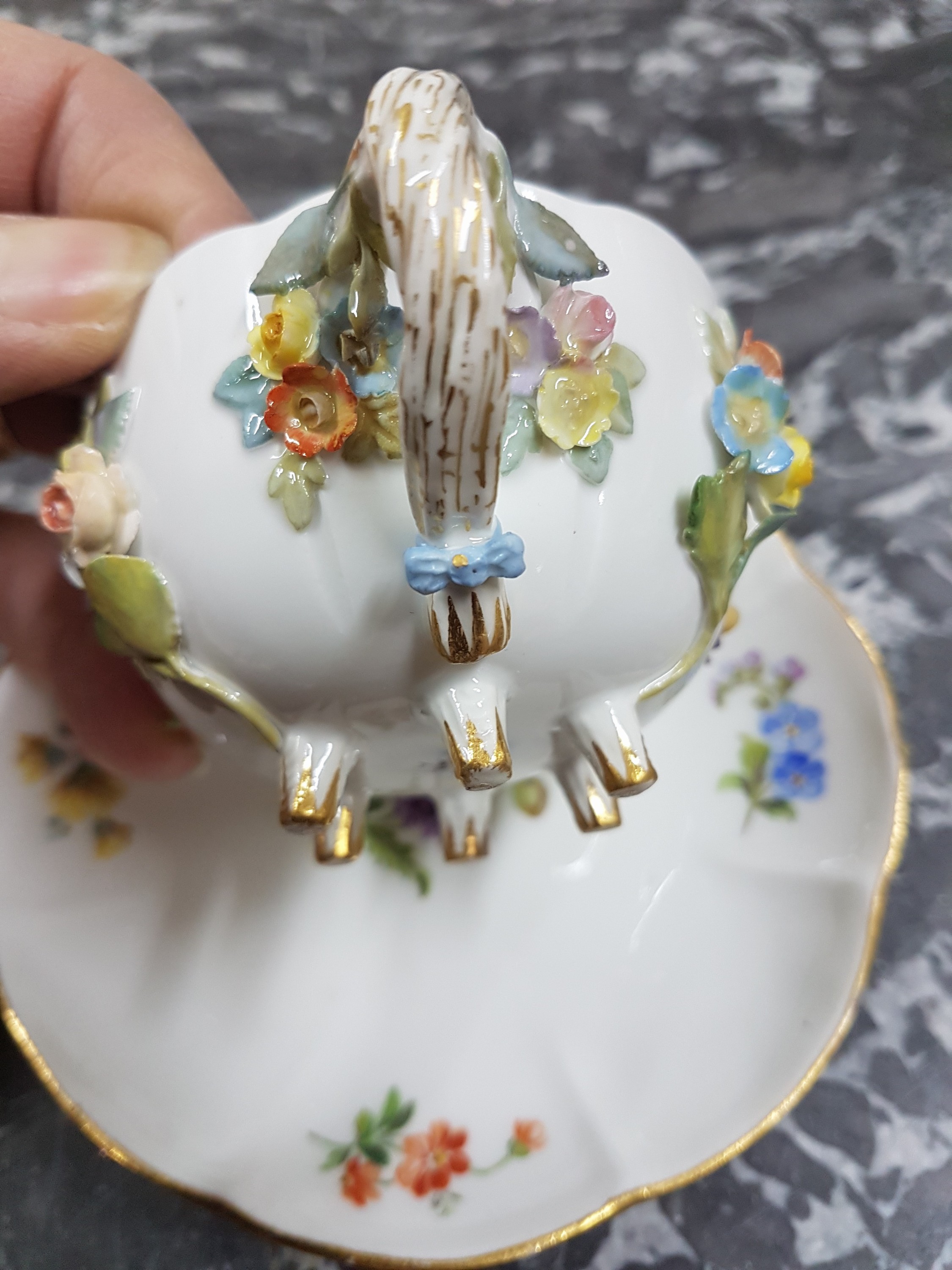 Detail e: Mokkatasse mit Untertasse, Meissen, um 1890, Porzellan mit applizierten vollplastischen Blumenbuketts, polychrom bemalt, im Innern Streublümchen, ...