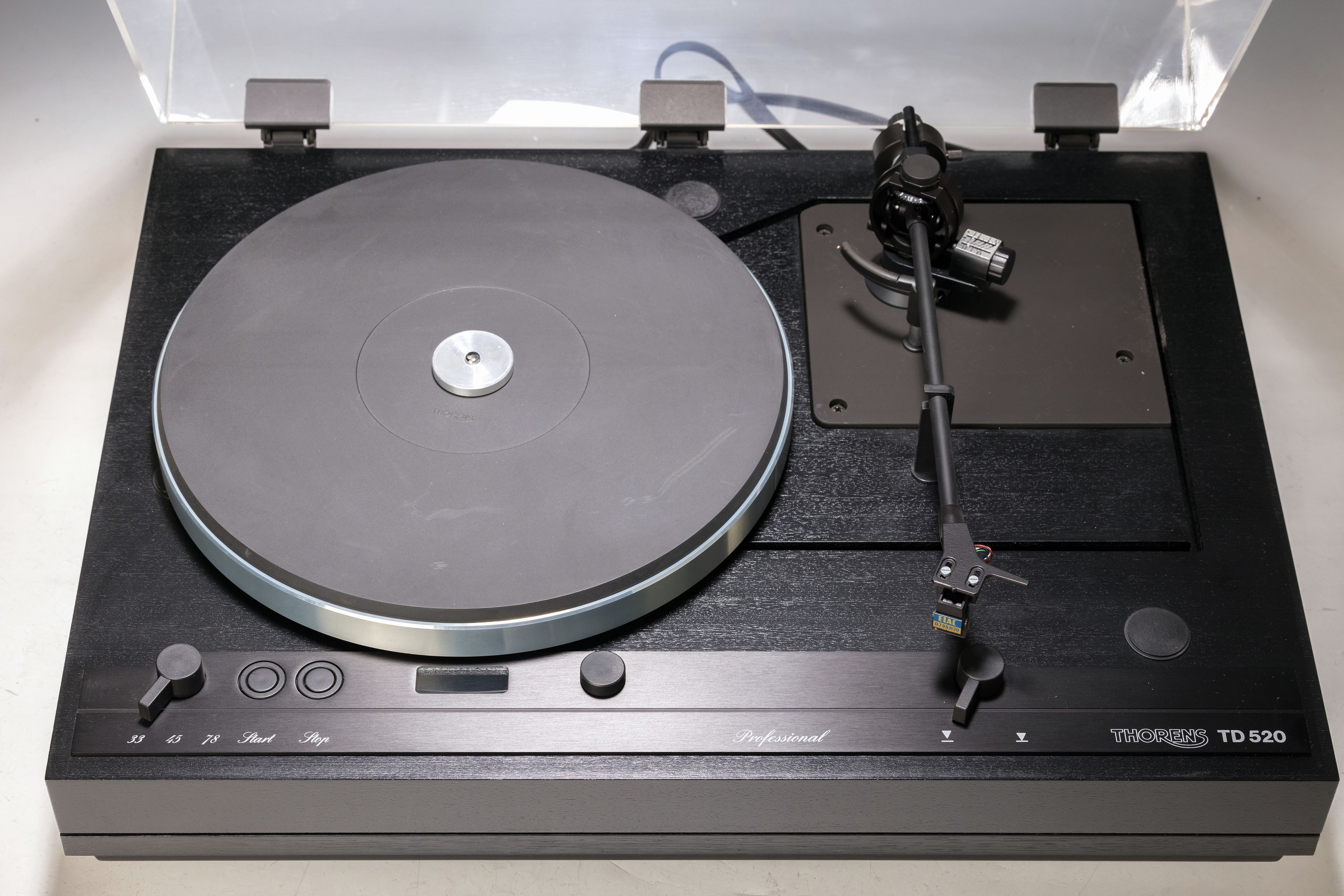 Detail a: Plattenspieler, Thorens TD 520 Professional, Haube Plexiglas, Beschriftung komplett, ca. 30 Jahre alt, laut Einlieferer intakt, Funktion nicht ...