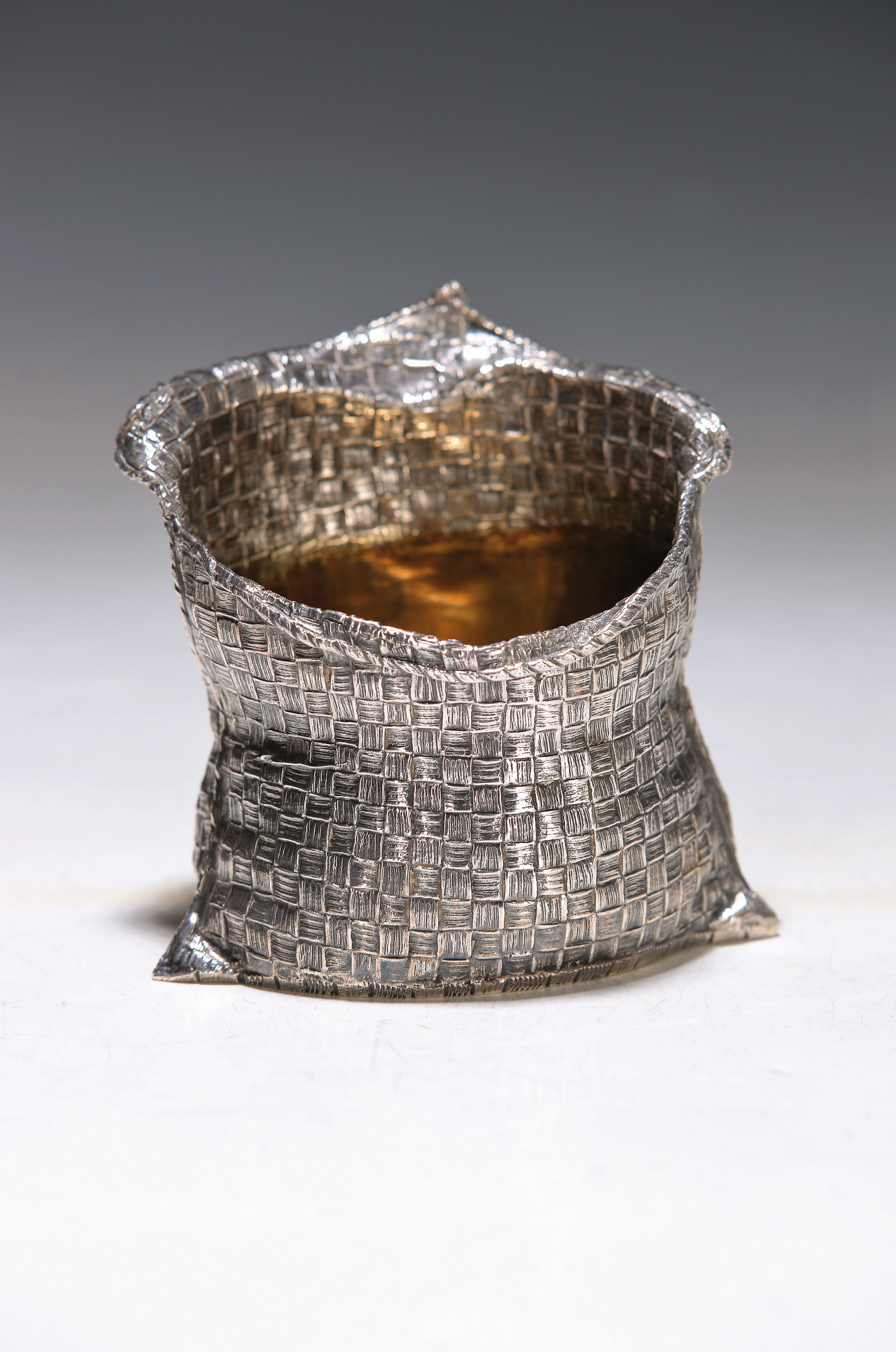 Gefäß/sog. Goldsack, Italien, 20. Jh., Sterlingsilber, innen vergoldet, am Boden gepunzt, ca. 190 g, ca. 7.5 x 8 x 6 cm