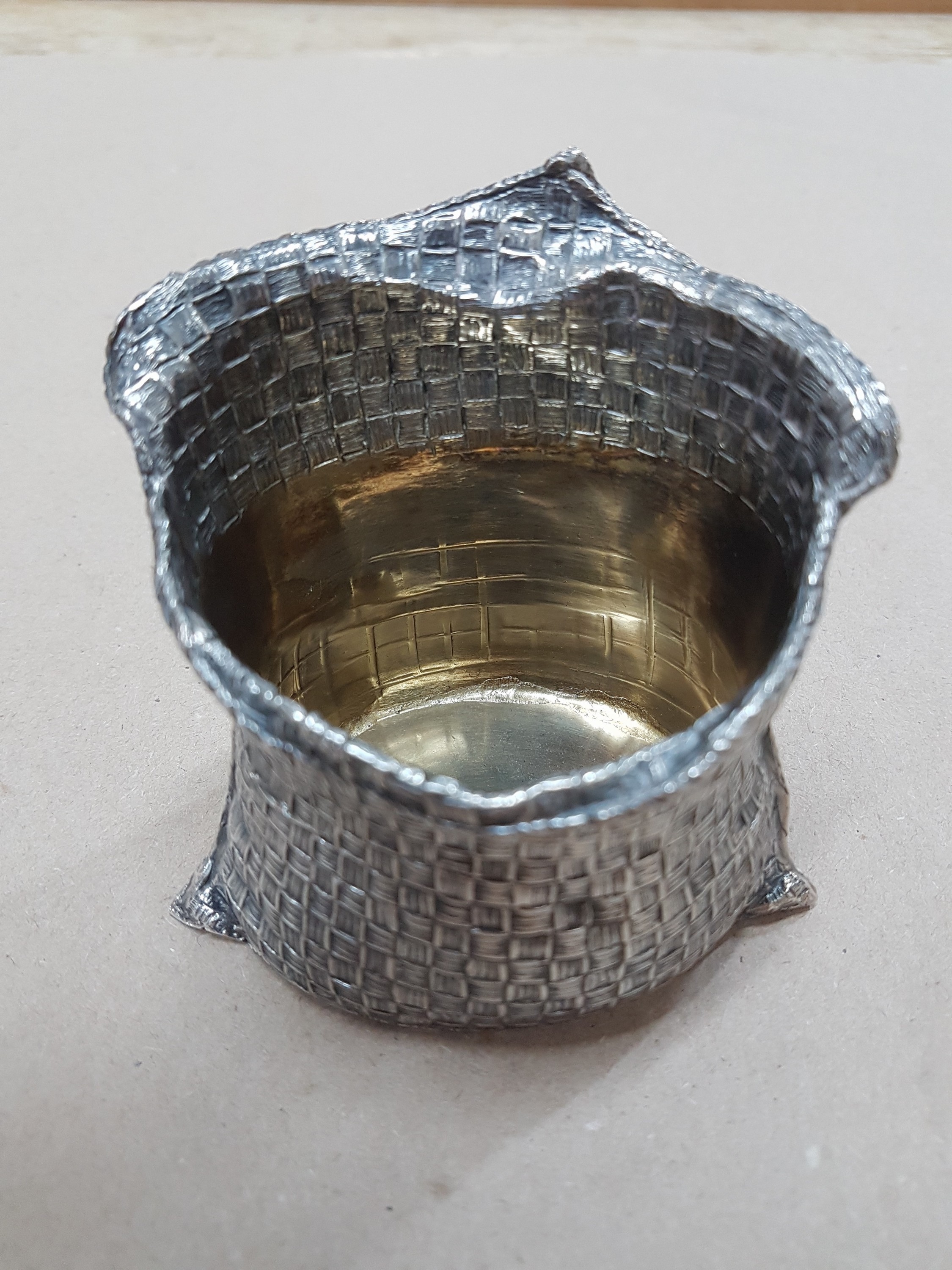 Detail b: Gefäß/sog. Goldsack, Italien, 20. Jh., Sterlingsilber, innen vergoldet, am Boden gepunzt, ca. 190 g, ca. 7.5 x 8 x 6 cm