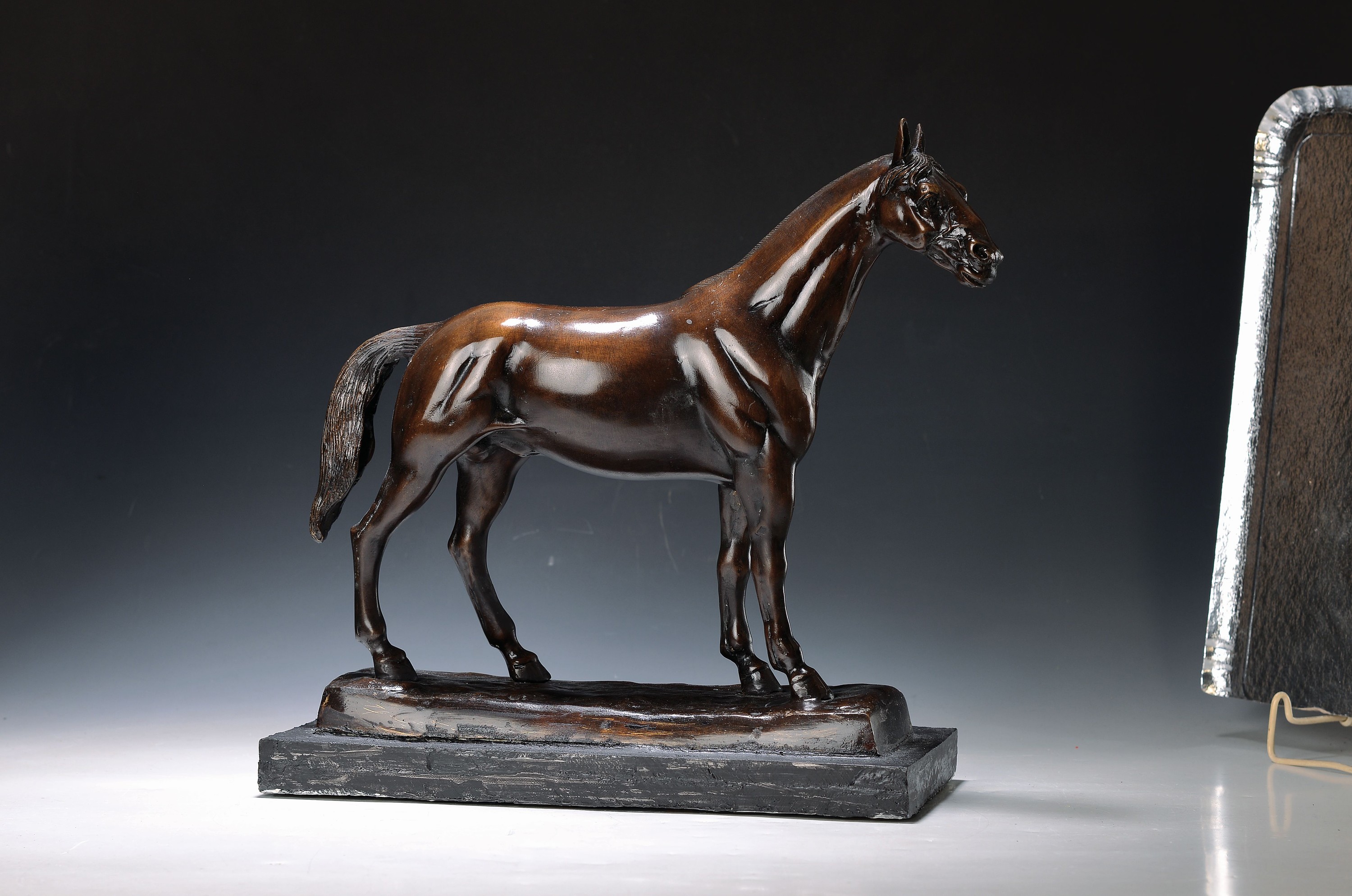Bronzeskulptur eines Pferdes, neuzeitlich, Bronze dunkel patiniert, Sockel sek., Gesamth. ca. 40cm