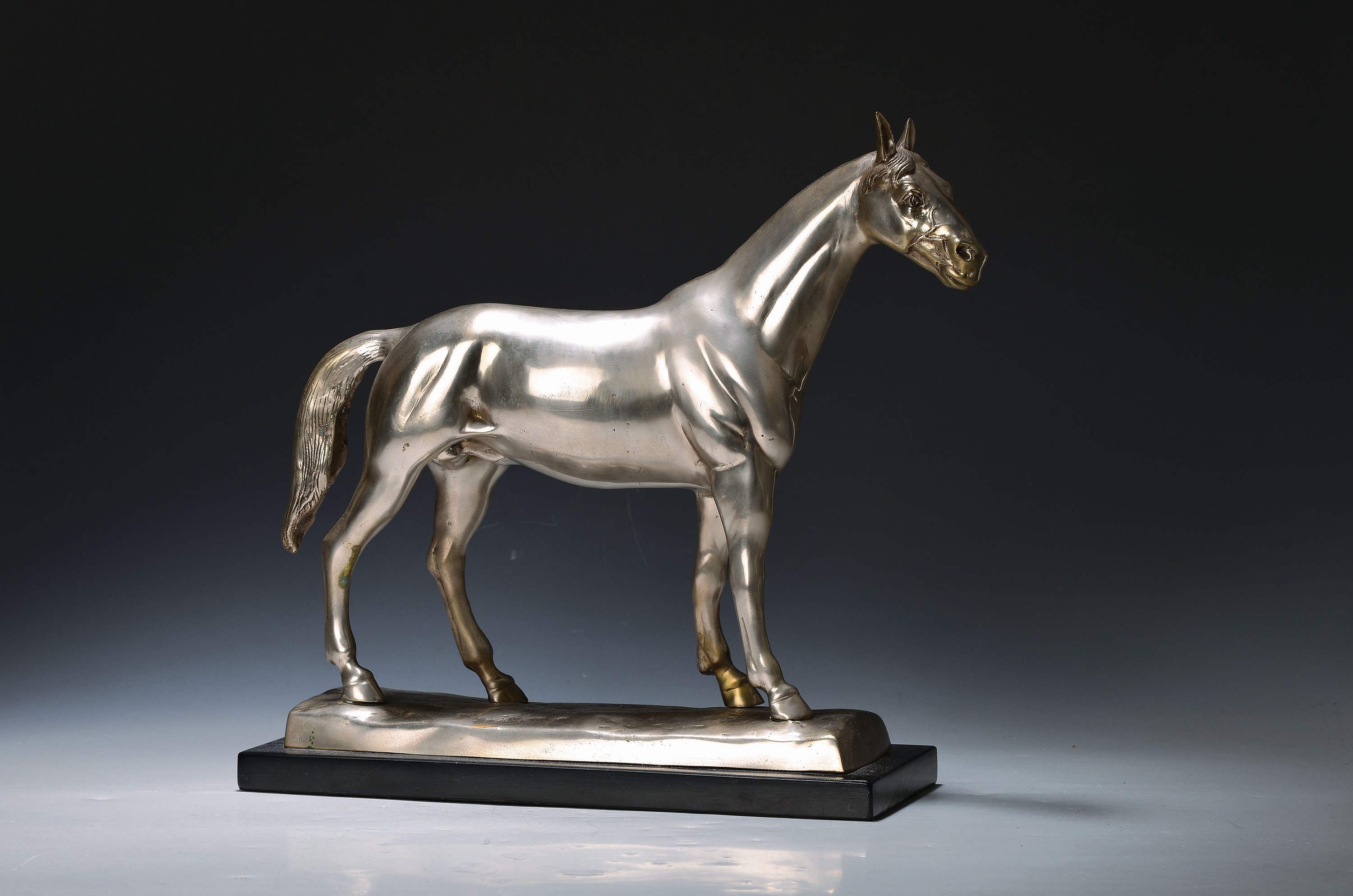 Bronzeskulptur eines Pferdes, neuzeitlich, Weißbronze, Marmorplinthe, H. ca. 38cm