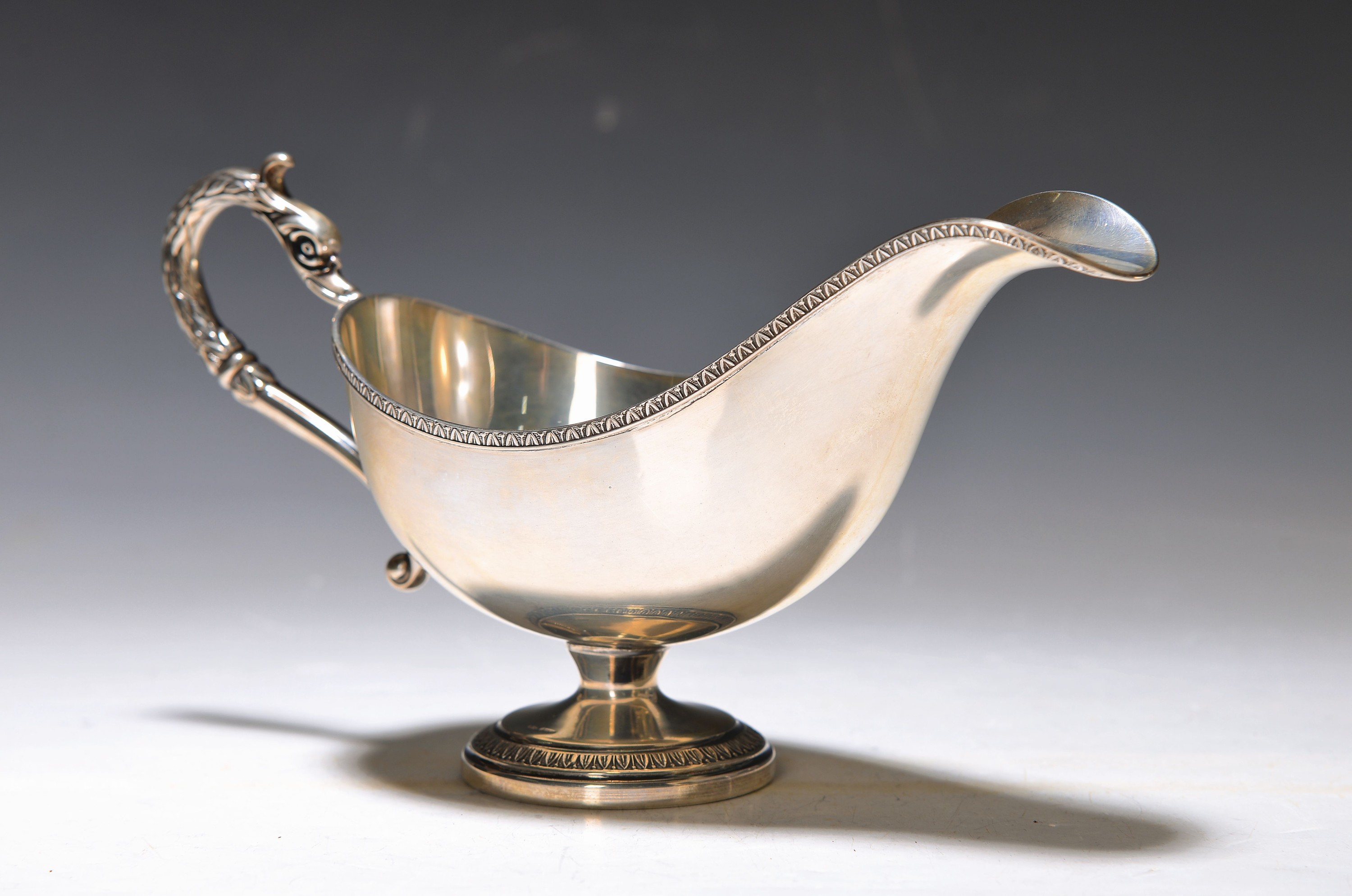 Sauciere, Italien, 800er Silber, Akanthusblattdekor am Rand und Fuß, Griff mit Schwanenhalsdekor, ca. 235 g, 12.5 x 18.5 x 8.5 cm