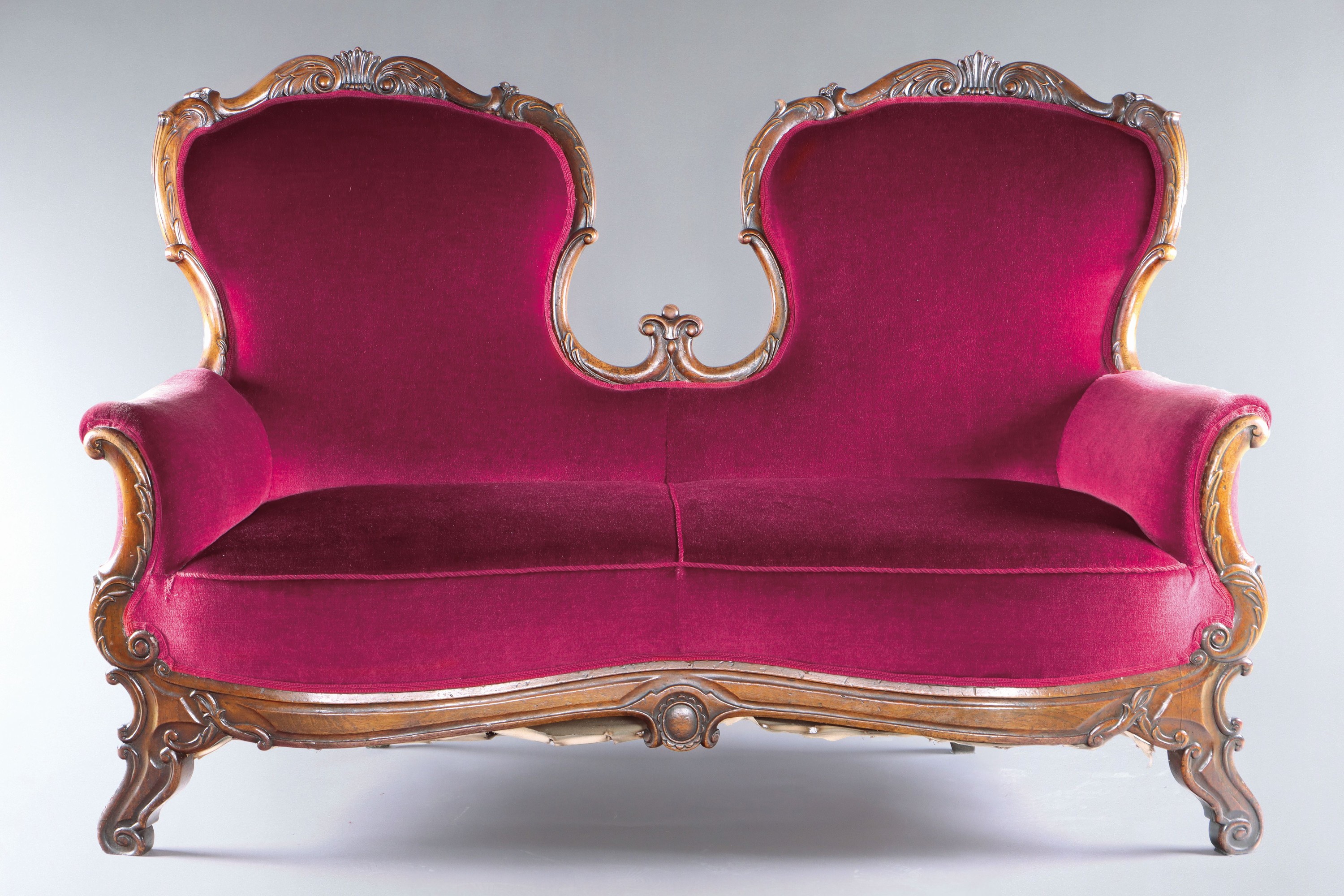 Sofa, Rokokostil, um 1880/90, Nussbaum massiv, beschnitzt, geschwungene Rückenlehne, roter Mohairbezug, gute Polsterung, ca. 112 x 170 x 66 cm, EZ 2