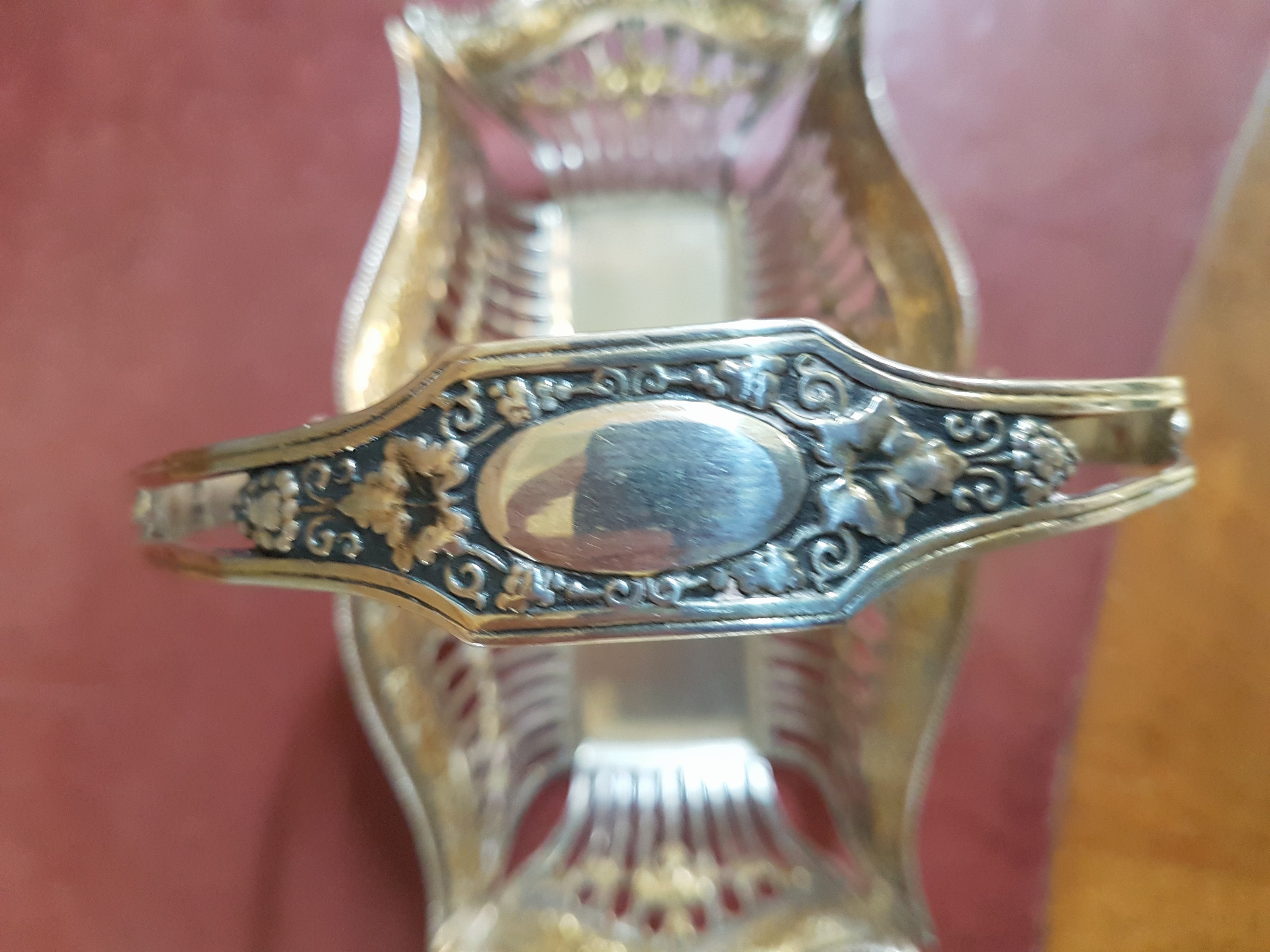 Detail c: Henkelkörbchen, klassizistisch, 20. Jh., 900er Silber, Wandung in Durchbrucharbeit, Weinlaubdekor, partiell vergoldet, teilweise berieben, ca. 19 x ...