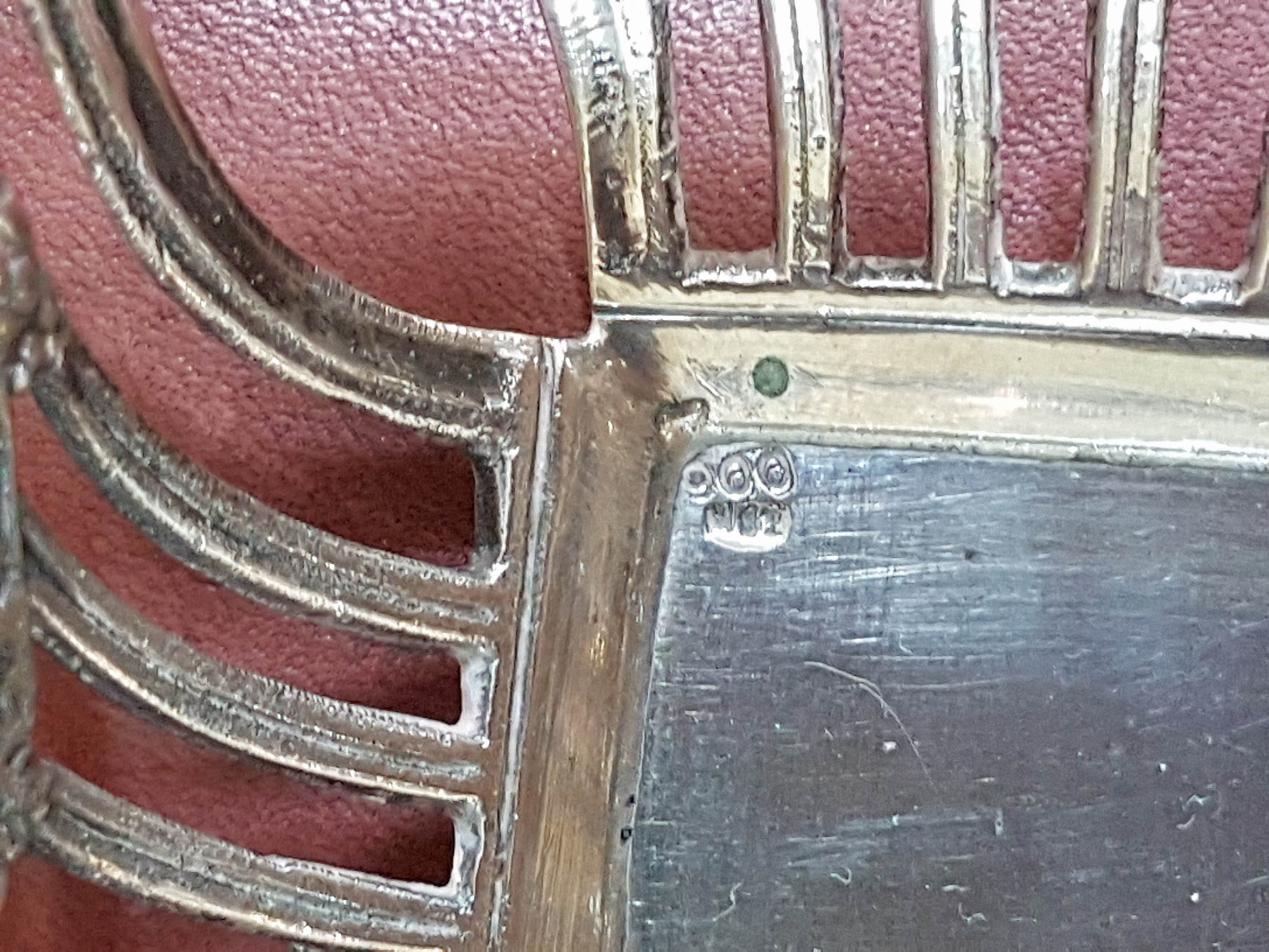 Detail f: Henkelkörbchen, klassizistisch, 20. Jh., 900er Silber, Wandung in Durchbrucharbeit, Weinlaubdekor, partiell vergoldet, teilweise berieben, ca. 19 x ...