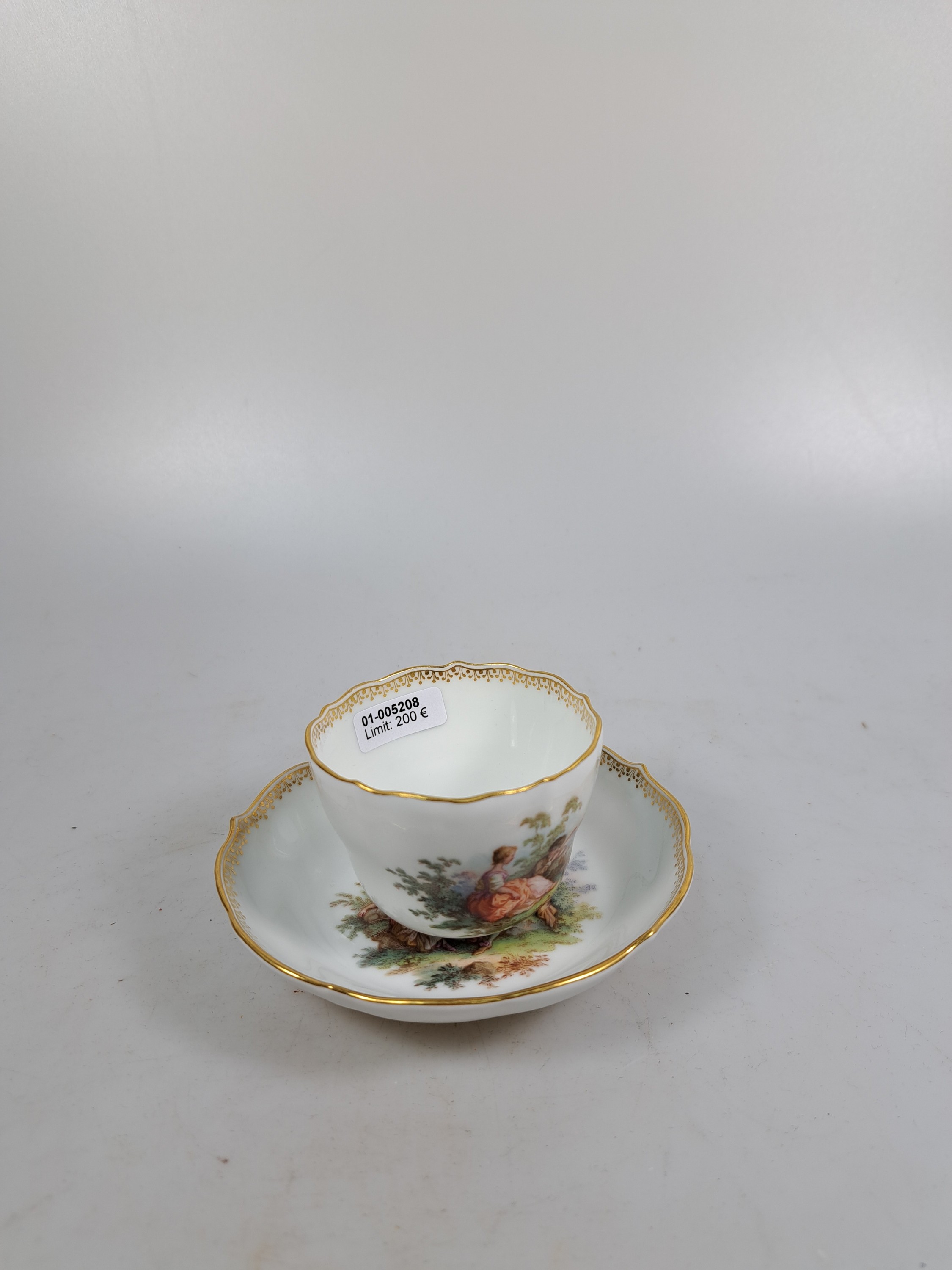 Detail a: Mokkatasse mit Untertasse, Meissen, um 1880/90, Watteau-Szenen in, qualitätvoller sog. Lupenmalerei, im Spiegel der Untertasse und der, ...