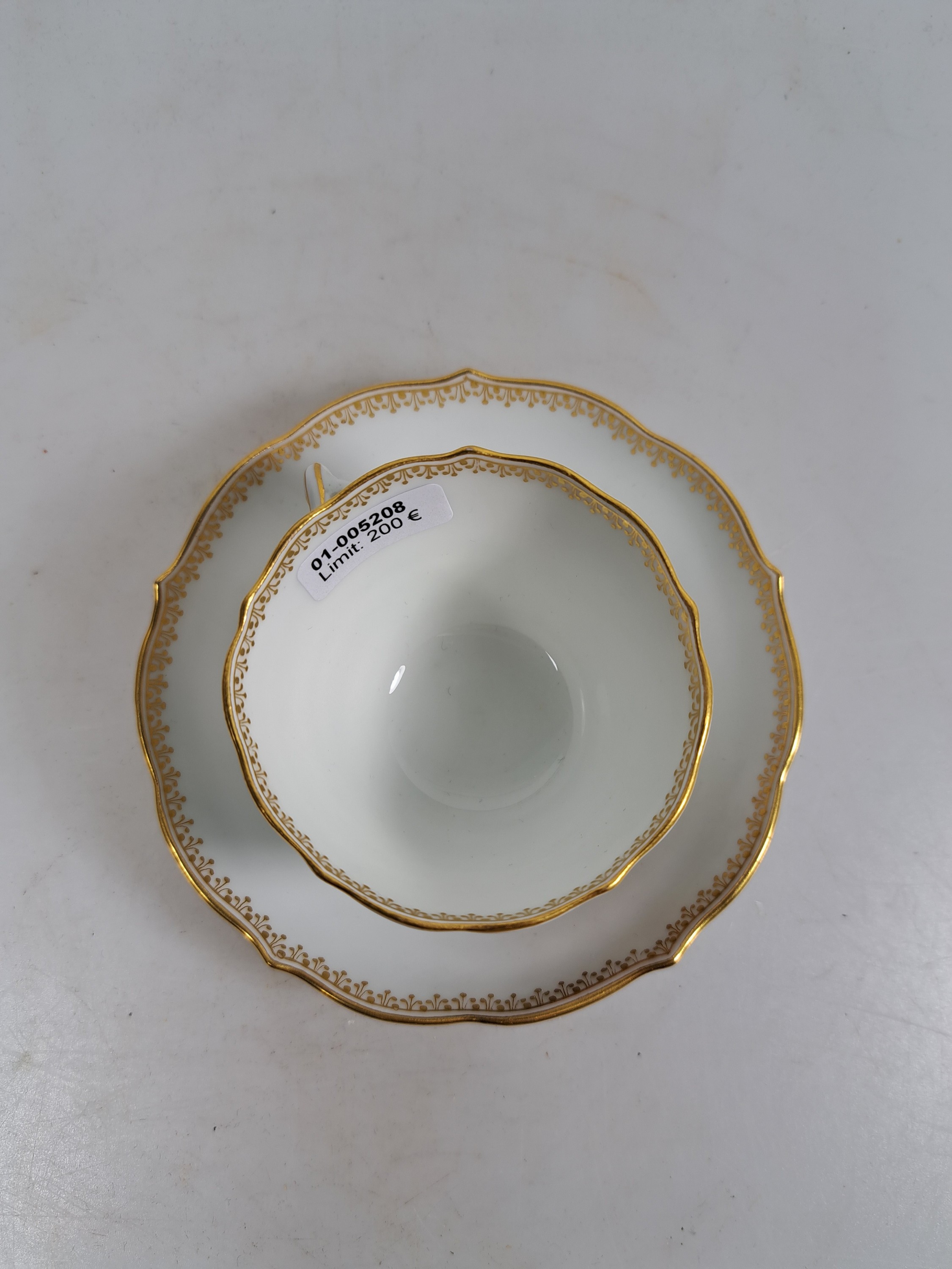 Detail b: Mokkatasse mit Untertasse, Meissen, um 1880/90, Watteau-Szenen in, qualitätvoller sog. Lupenmalerei, im Spiegel der Untertasse und der, ...