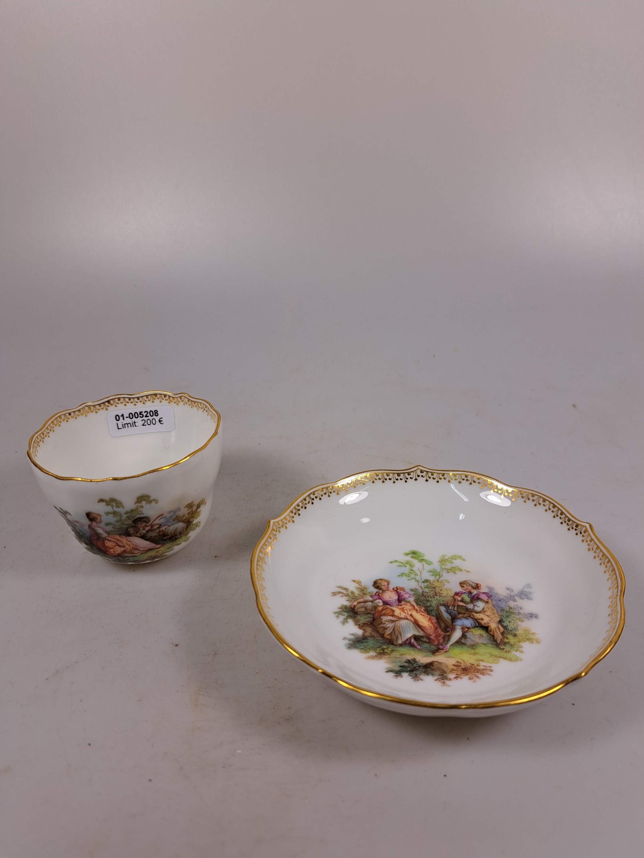 Detail d: Mokkatasse mit Untertasse, Meissen, um 1880/90, Watteau-Szenen in, qualitätvoller sog. Lupenmalerei, im Spiegel der Untertasse und der, ...