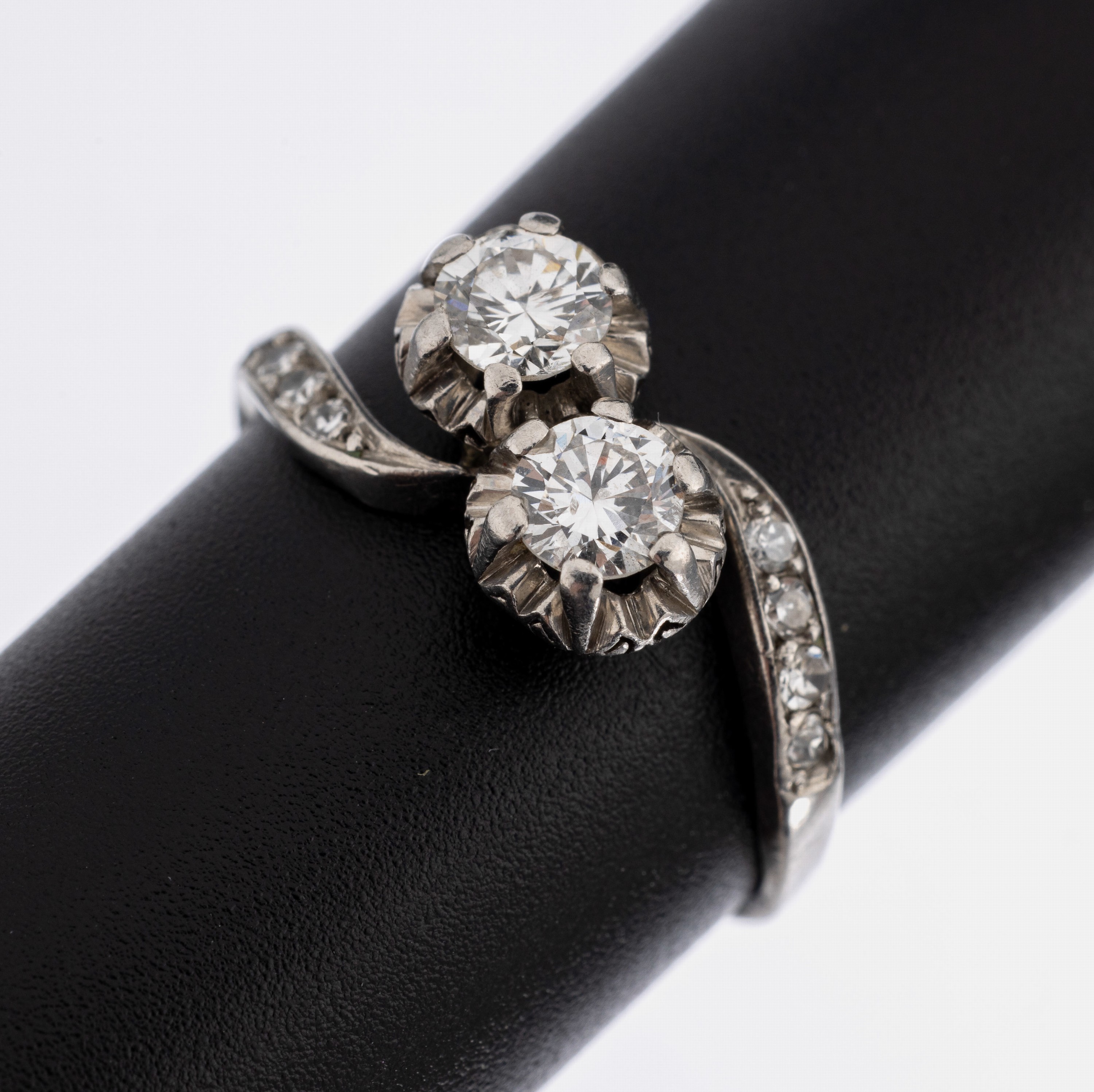Platin Diamant-Ring, Pt gepr., mittig 2 erhaben gefasste Brillanten zus. ca. 0.55 ct Weiß/p 1, Ringschultern mit 8 8/8-Diamanten zus. ca. 0.08 ct ...