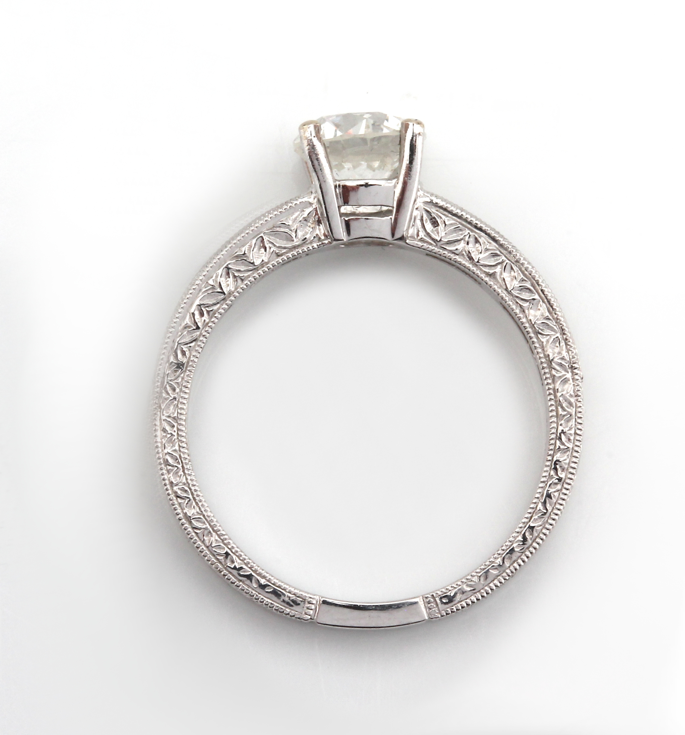 Detail a: 18 kt Gold Brillant-Ring, WG 750/000, mittig erhaben gefasster Brillant ca. 1.01 ct (grav.) Weiß/si, Ringschultern mit 14 Brillanten zus. ca. 0.23 ...