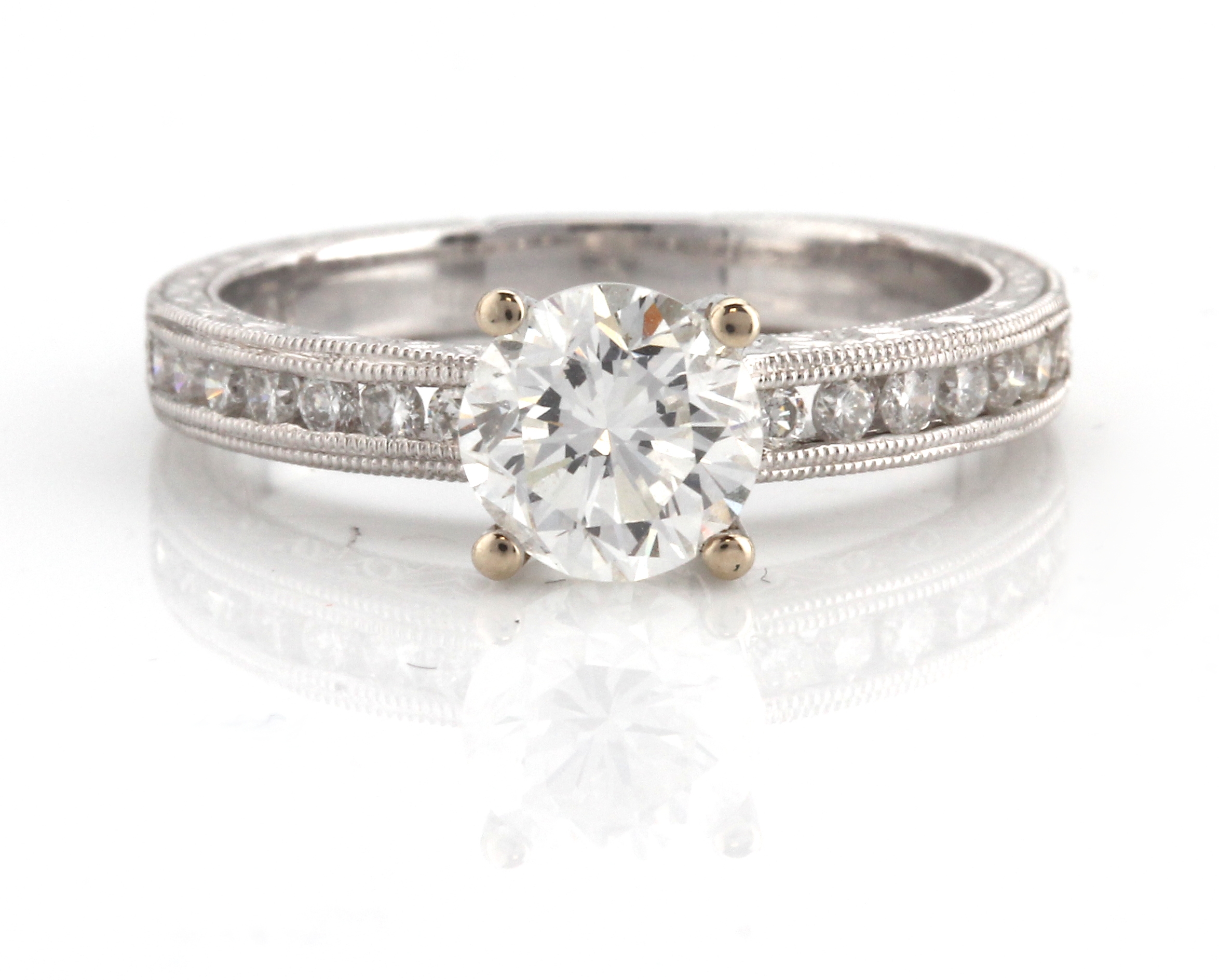 Detail b: 18 kt Gold Brillant-Ring, WG 750/000, mittig erhaben gefasster Brillant ca. 1.01 ct (grav.) Weiß/si, Ringschultern mit 14 Brillanten zus. ca. 0.23 ...