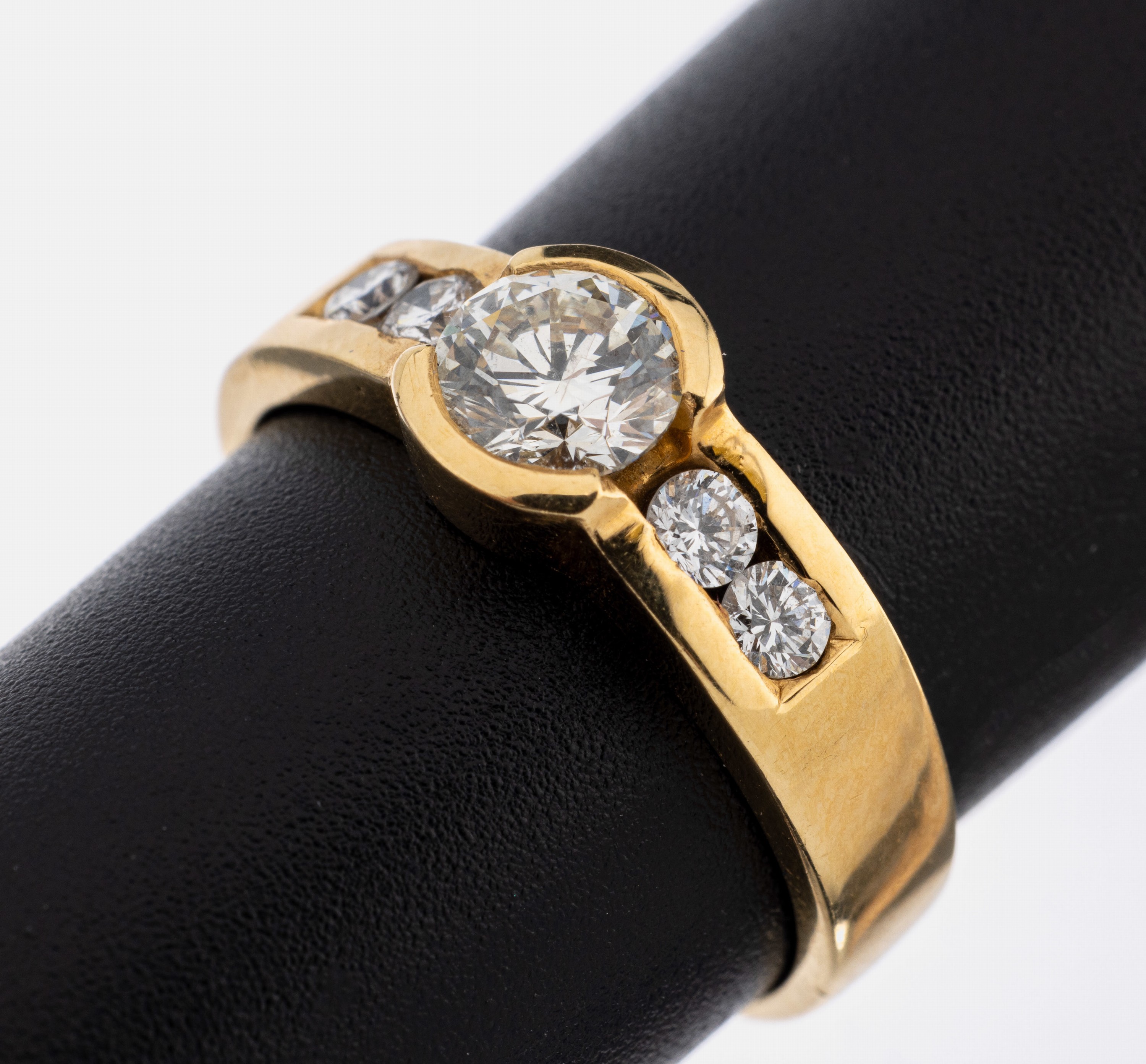 18 kt Gold Brillant-Ring, GG 750/000, 5 Brillanten zus. ca. 0.75 ct Weiß/p1 (vermutlich reinheitsbeh.) RW 54, ca. 4.6 g