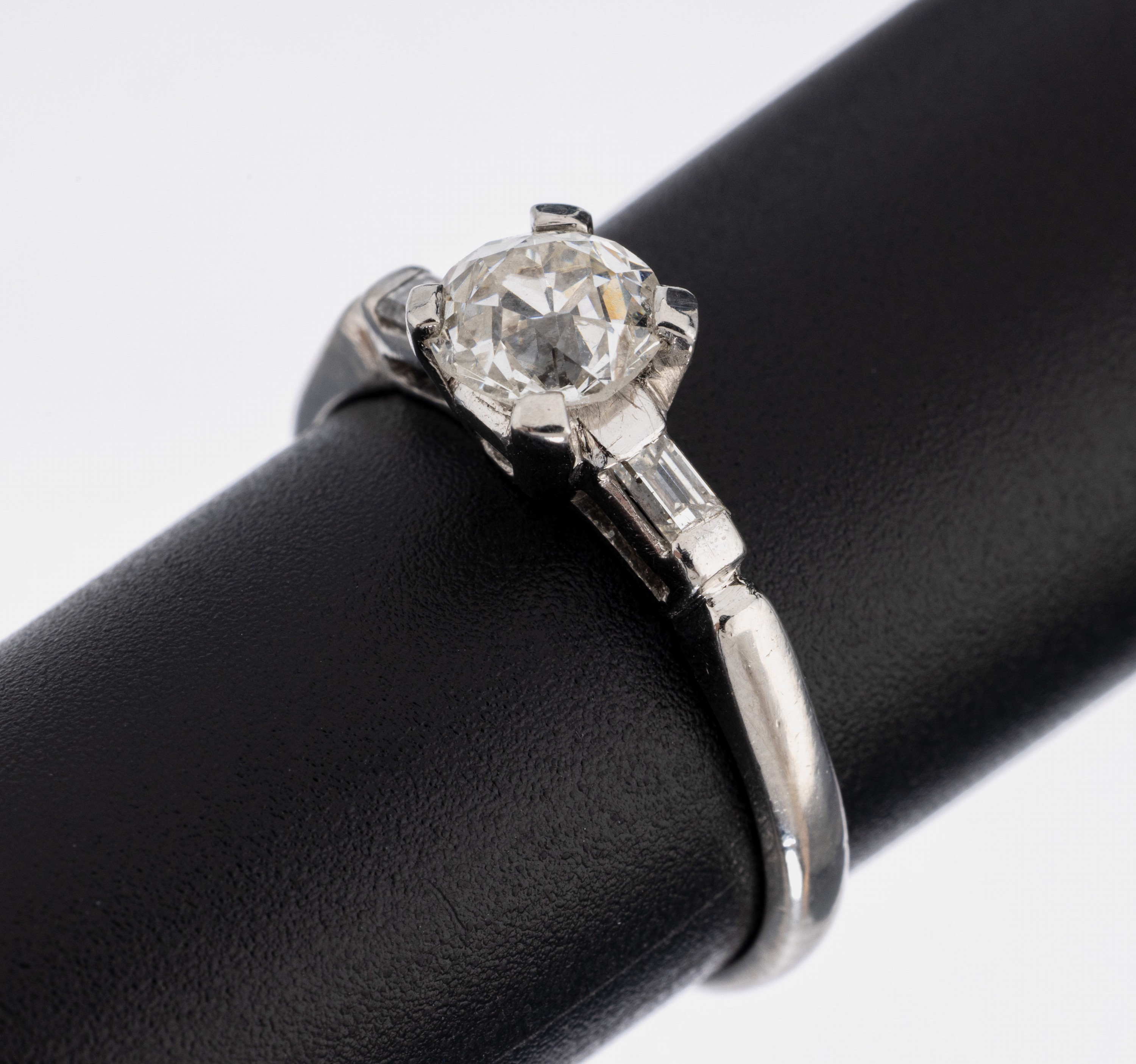 Platin Diamant-Ring, Pt gepr., 10% Iridium,mittig erhaben gefasster Altschliffdiamant ca.0.90 ct l. get. Weiß/p1, Ringschultern mit 2 ...