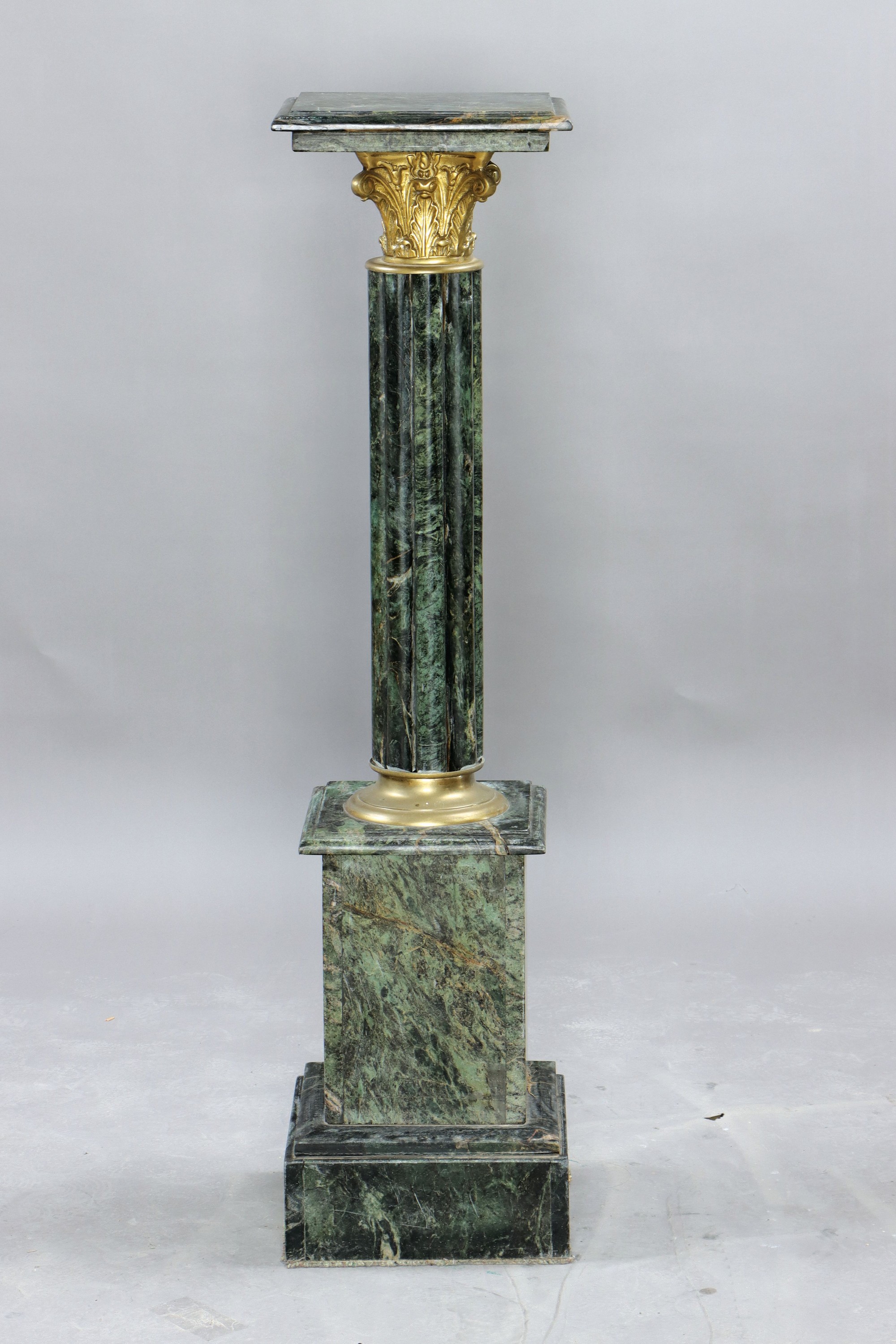 Marmorsäule, schwarz-weiß-grün geäderter Marmor mit Bronzekapitell und Bronzeapplike, H. ca. 111cm, Standfläche oben 28x28cm EZ 2