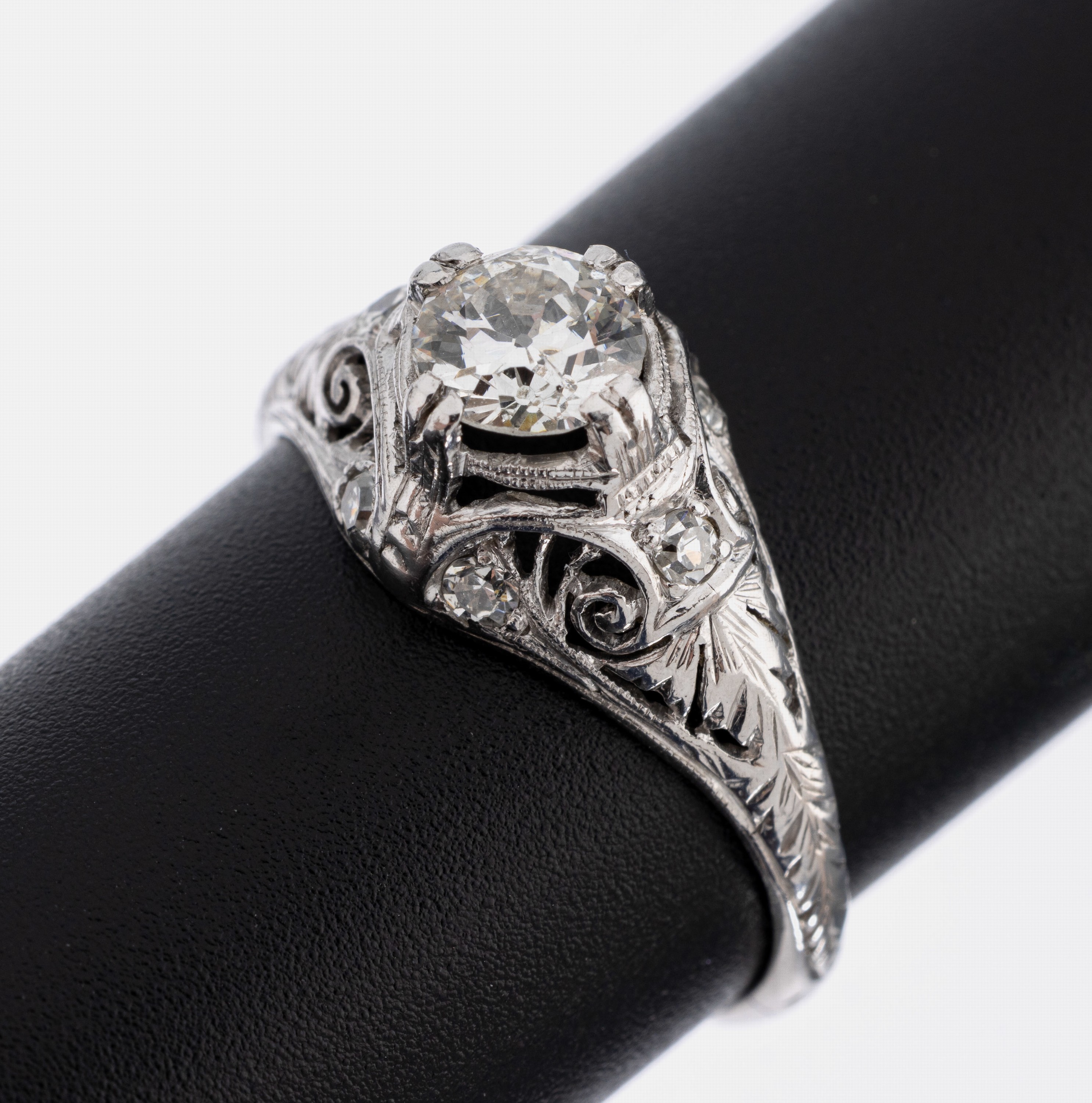 Platin Diamant-Ring, Pt gepr., mittig Altschliffdiamant ca. 0.60 ct l. get. Weiß/p1,durchbrochen gearbeitet, 4 8/8-Diamanten zus. ca. 0.12 ct ...