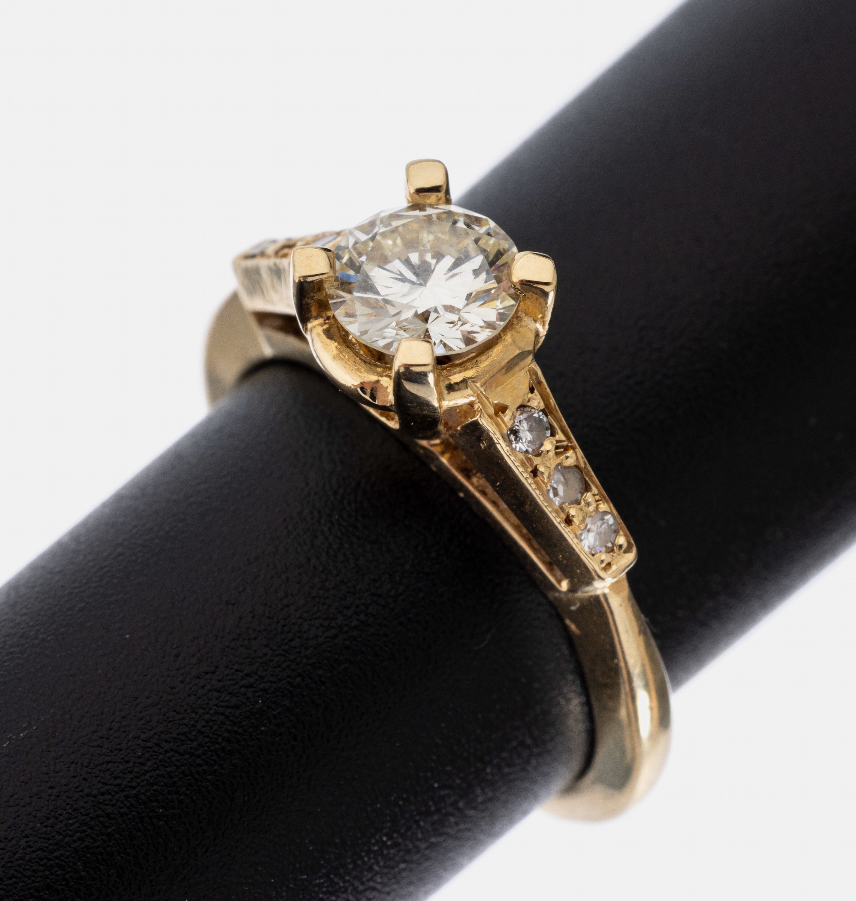 14 kt Gold Diamant-Ring, GG 585/000, mittigerhaben gefasster Brillant ca. 0.80 ct l. get.Weiß/vs, Ringschultern mit 2 Brillanten und 4 ...