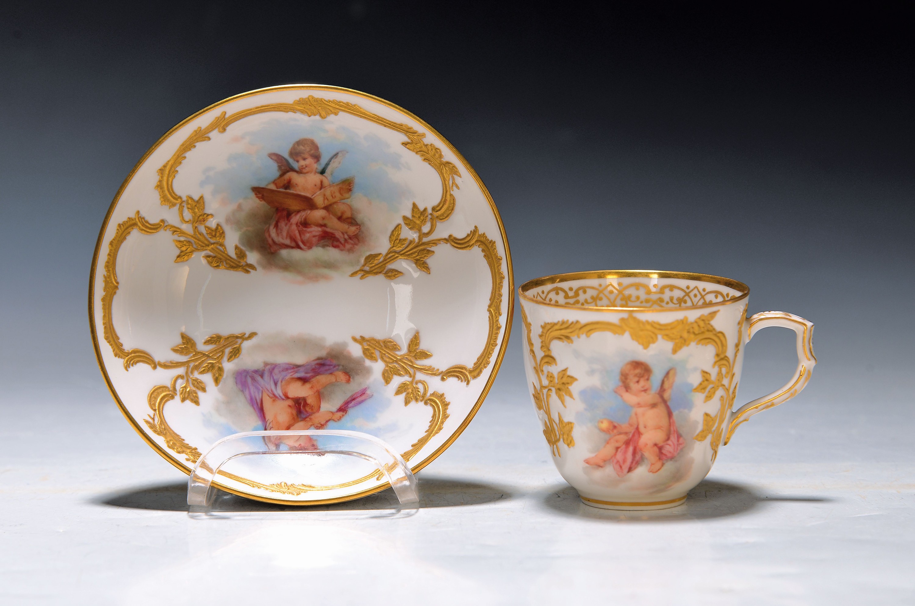 Mokkatasse mit Untertasse, KPM Berlin, um 1900, Form Neuzierat, sog. fliegende Kinder, fein gemalte Putten mit verschiedenen Attributen in ...