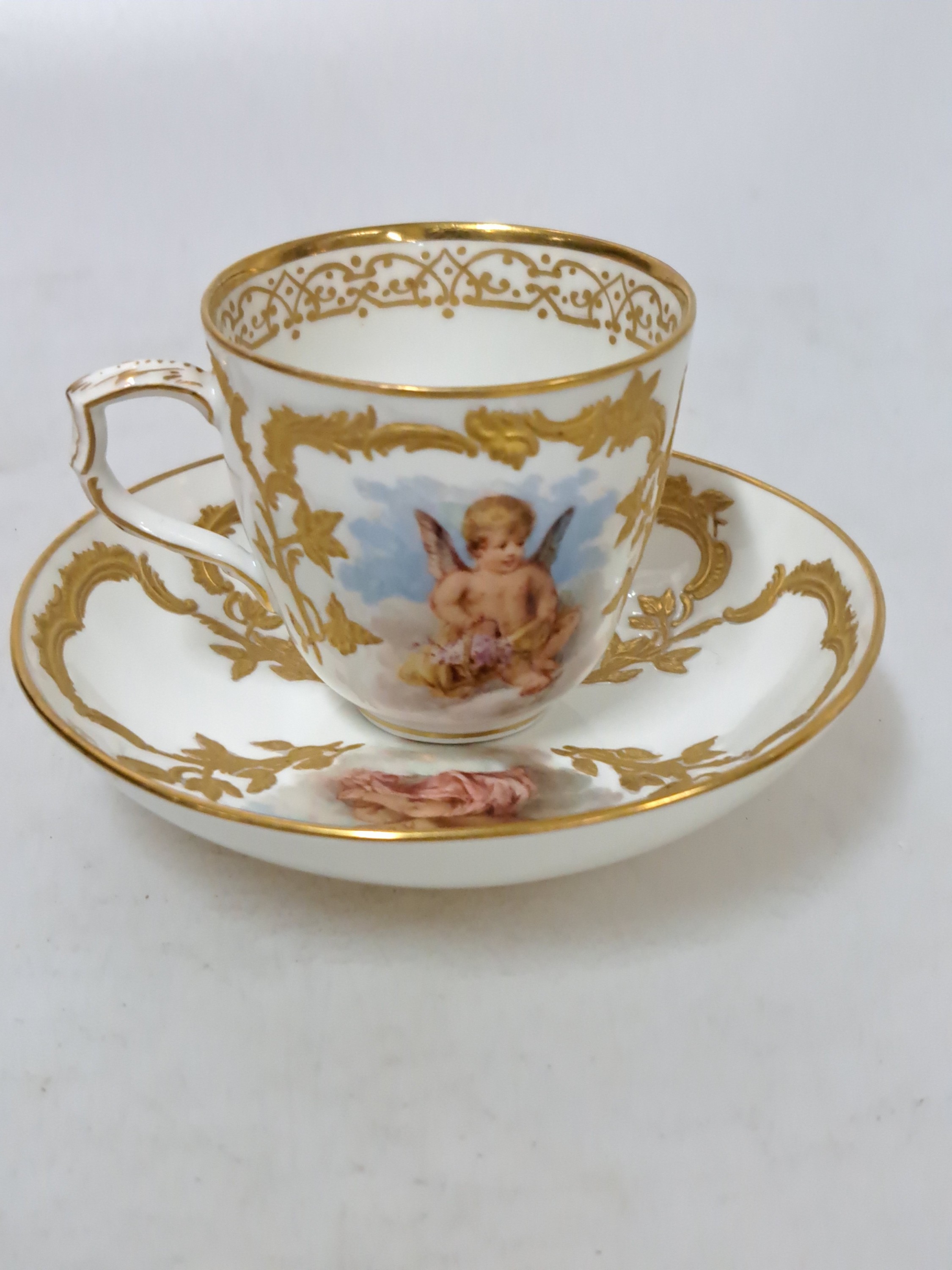 Detail a: Mokkatasse mit Untertasse, KPM Berlin, um 1900, Form Neuzierat, sog. fliegende Kinder, fein gemalte Putten mit verschiedenen Attributen in ...