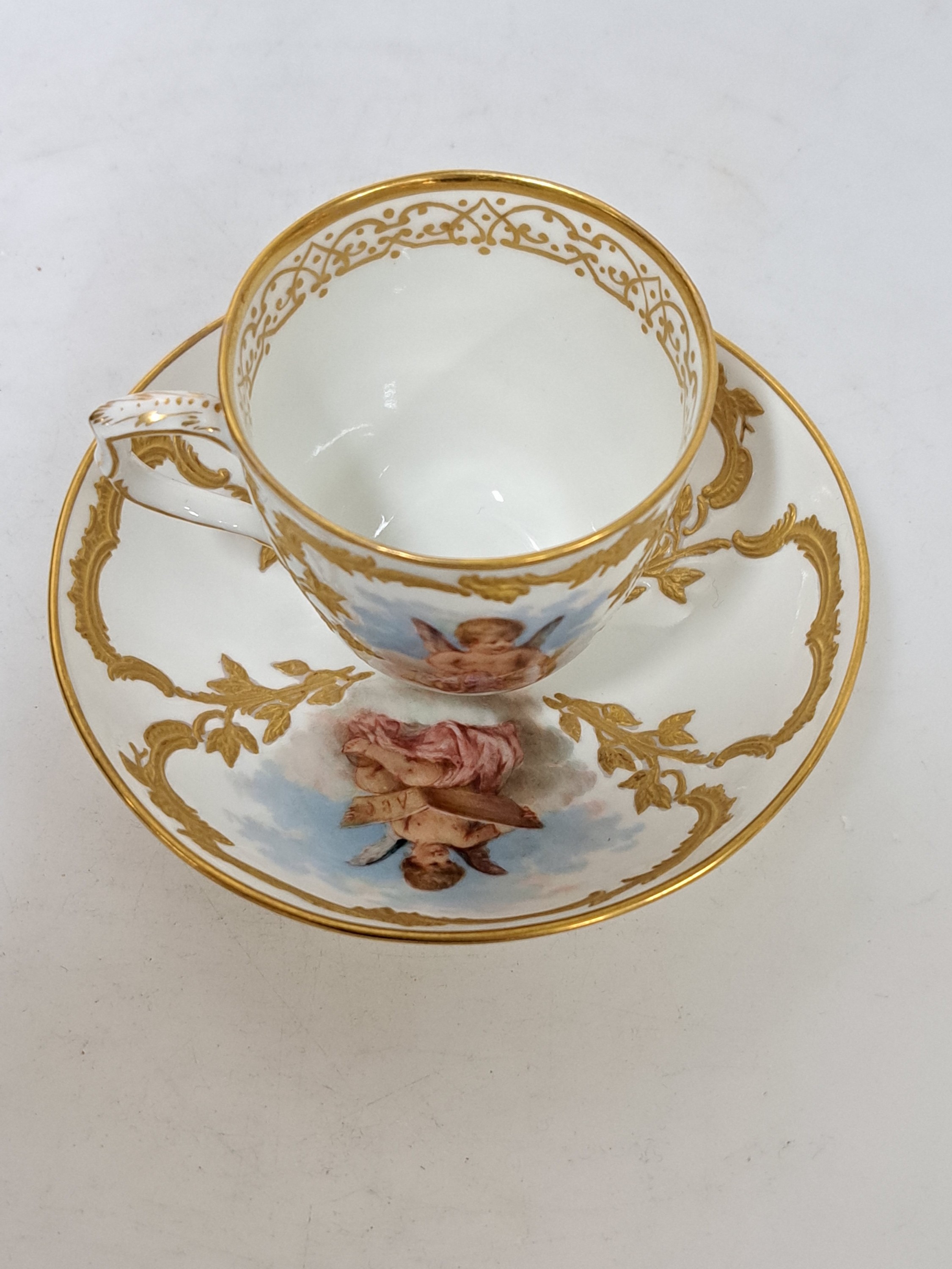 Detail b: Mokkatasse mit Untertasse, KPM Berlin, um 1900, Form Neuzierat, sog. fliegende Kinder, fein gemalte Putten mit verschiedenen Attributen in ...