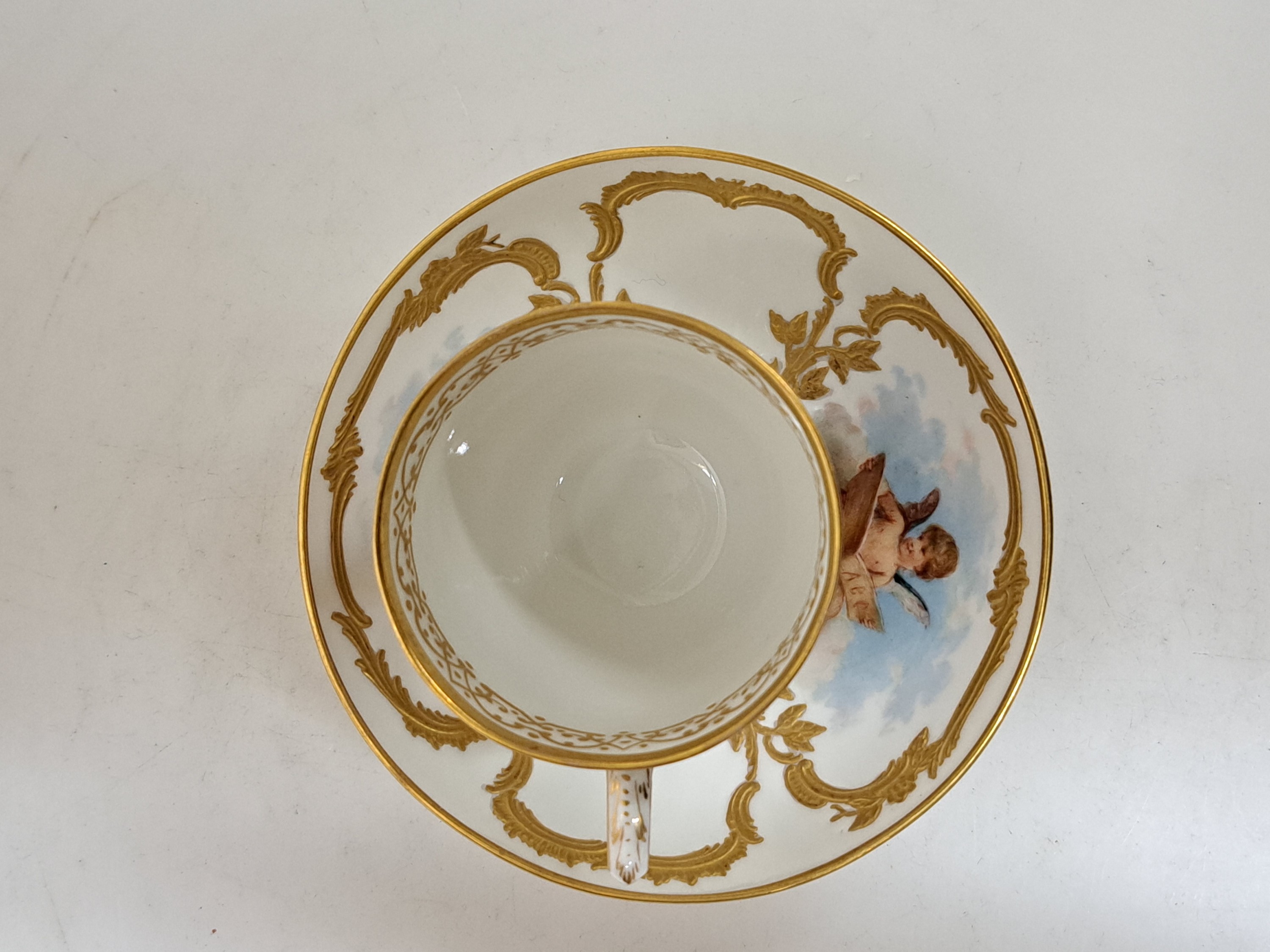 Detail c: Mokkatasse mit Untertasse, KPM Berlin, um 1900, Form Neuzierat, sog. fliegende Kinder, fein gemalte Putten mit verschiedenen Attributen in ...