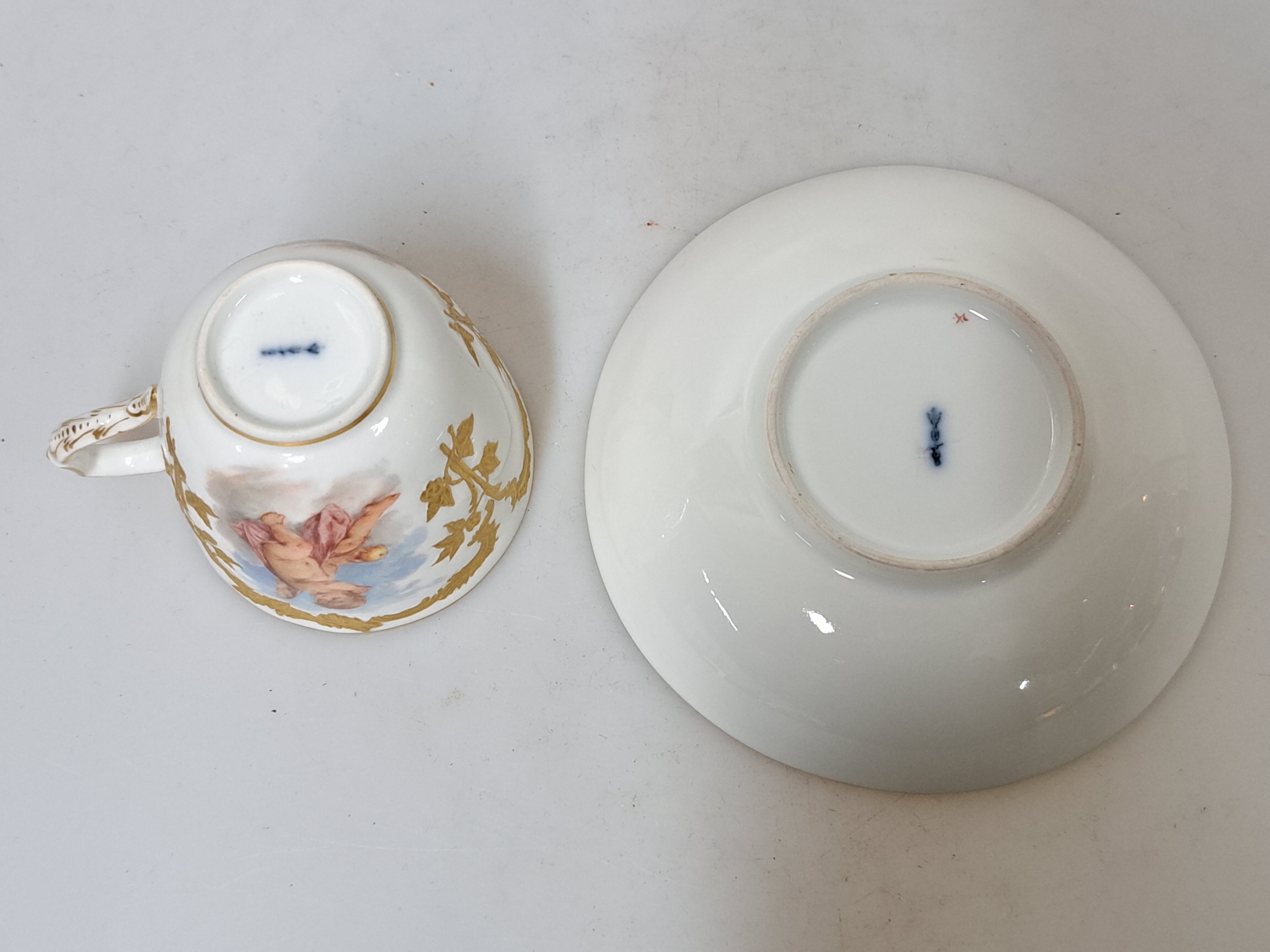 Detail d: Mokkatasse mit Untertasse, KPM Berlin, um 1900, Form Neuzierat, sog. fliegende Kinder, fein gemalte Putten mit verschiedenen Attributen in ...