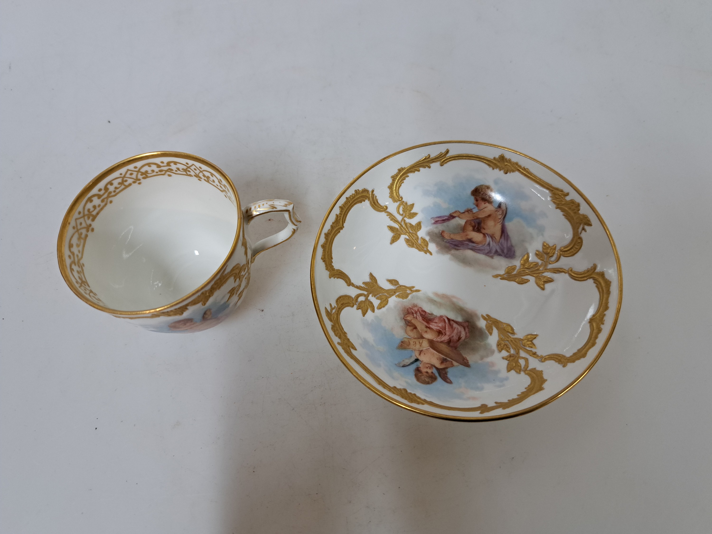Detail f: Mokkatasse mit Untertasse, KPM Berlin, um 1900, Form Neuzierat, sog. fliegende Kinder, fein gemalte Putten mit verschiedenen Attributen in ...