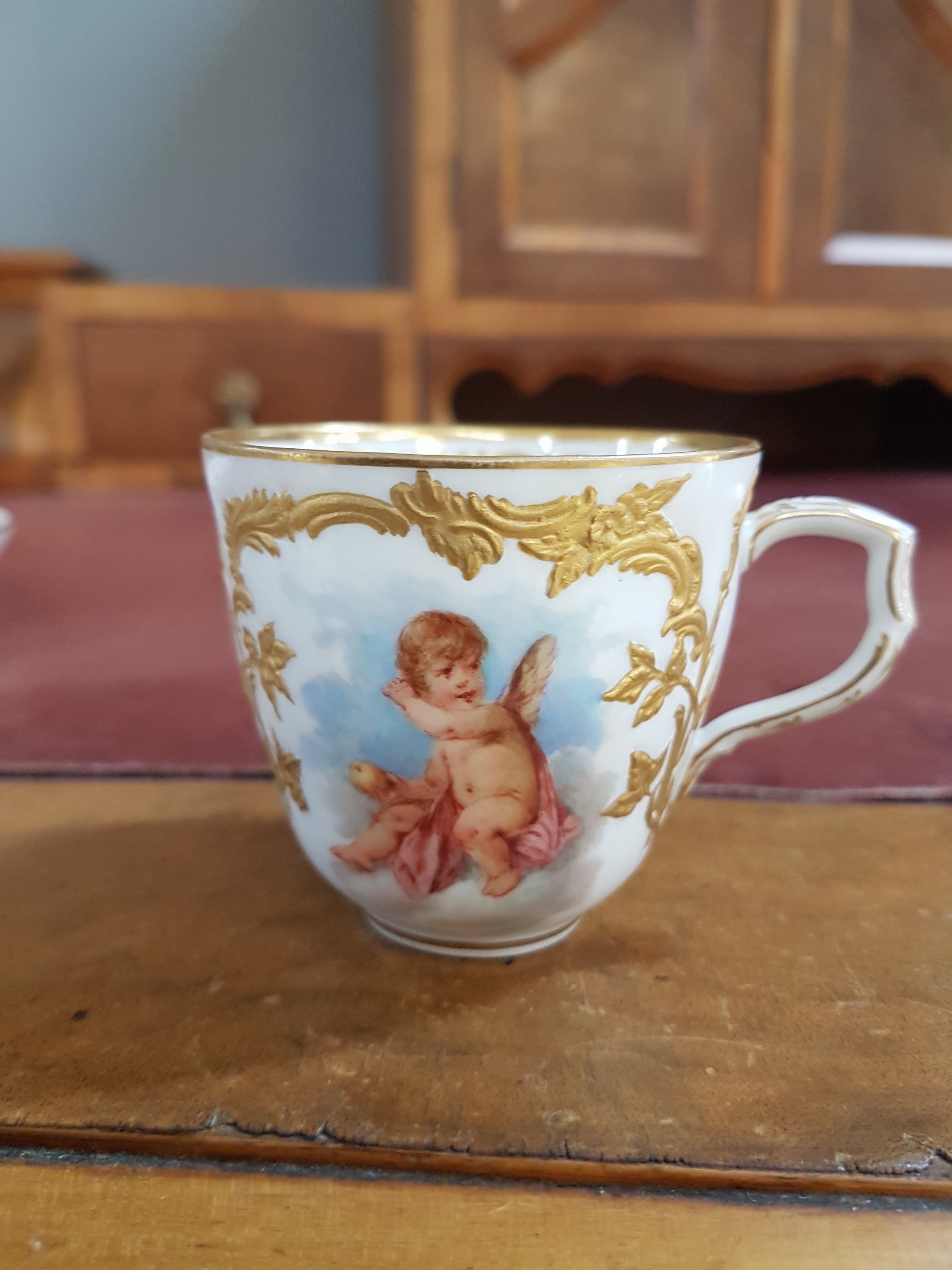 Detail h: Mokkatasse mit Untertasse, KPM Berlin, um 1900, Form Neuzierat, sog. fliegende Kinder, fein gemalte Putten mit verschiedenen Attributen in ...