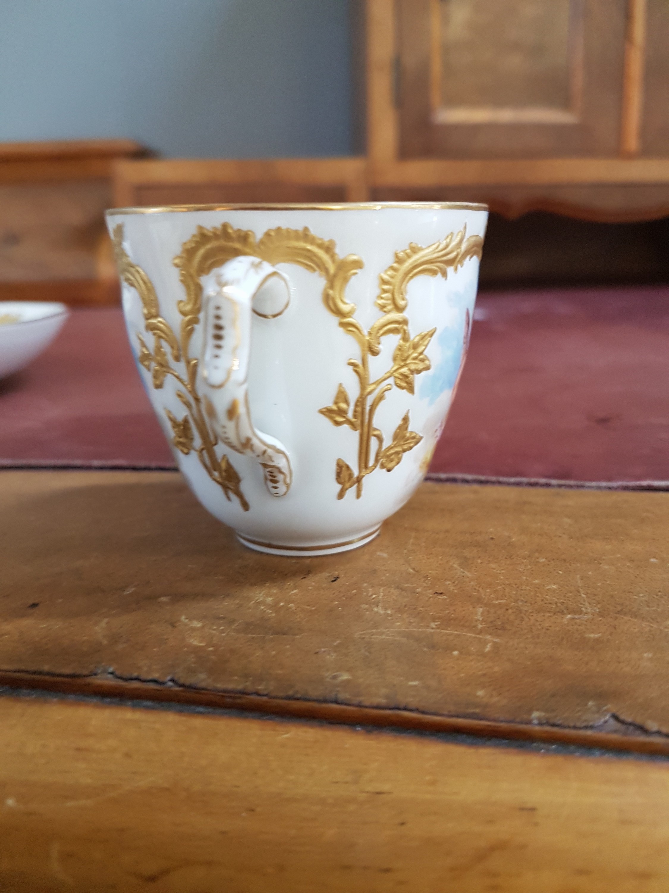 Detail k: Mokkatasse mit Untertasse, KPM Berlin, um 1900, Form Neuzierat, sog. fliegende Kinder, fein gemalte Putten mit verschiedenen Attributen in ...