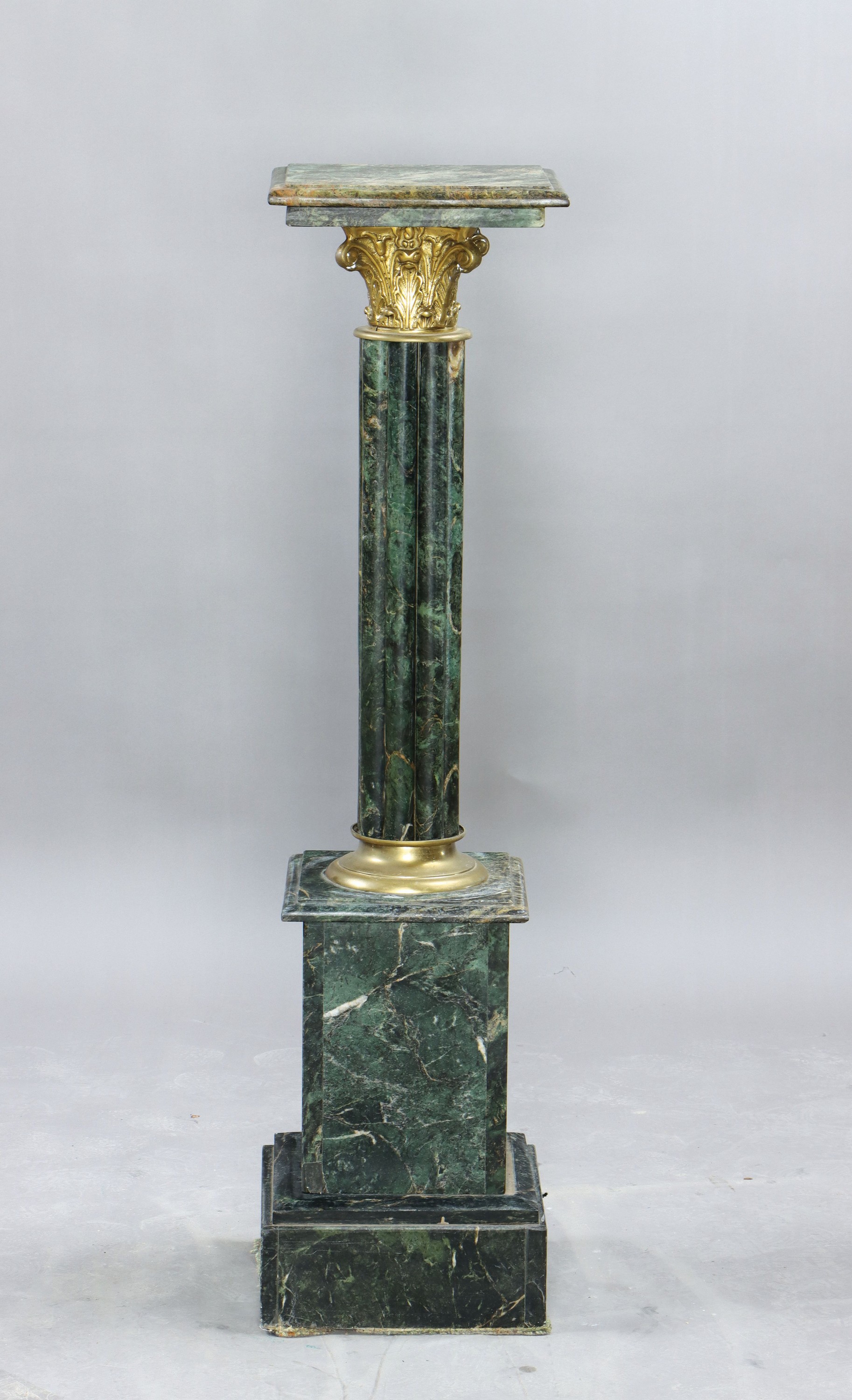 Marmorsäule, schwarz-weiß-grün geäderter Marmor mit Bronzekapitell und Bronzeapplike, H. ca. 111cm, Standfläche oben 28x28cm EZ 2