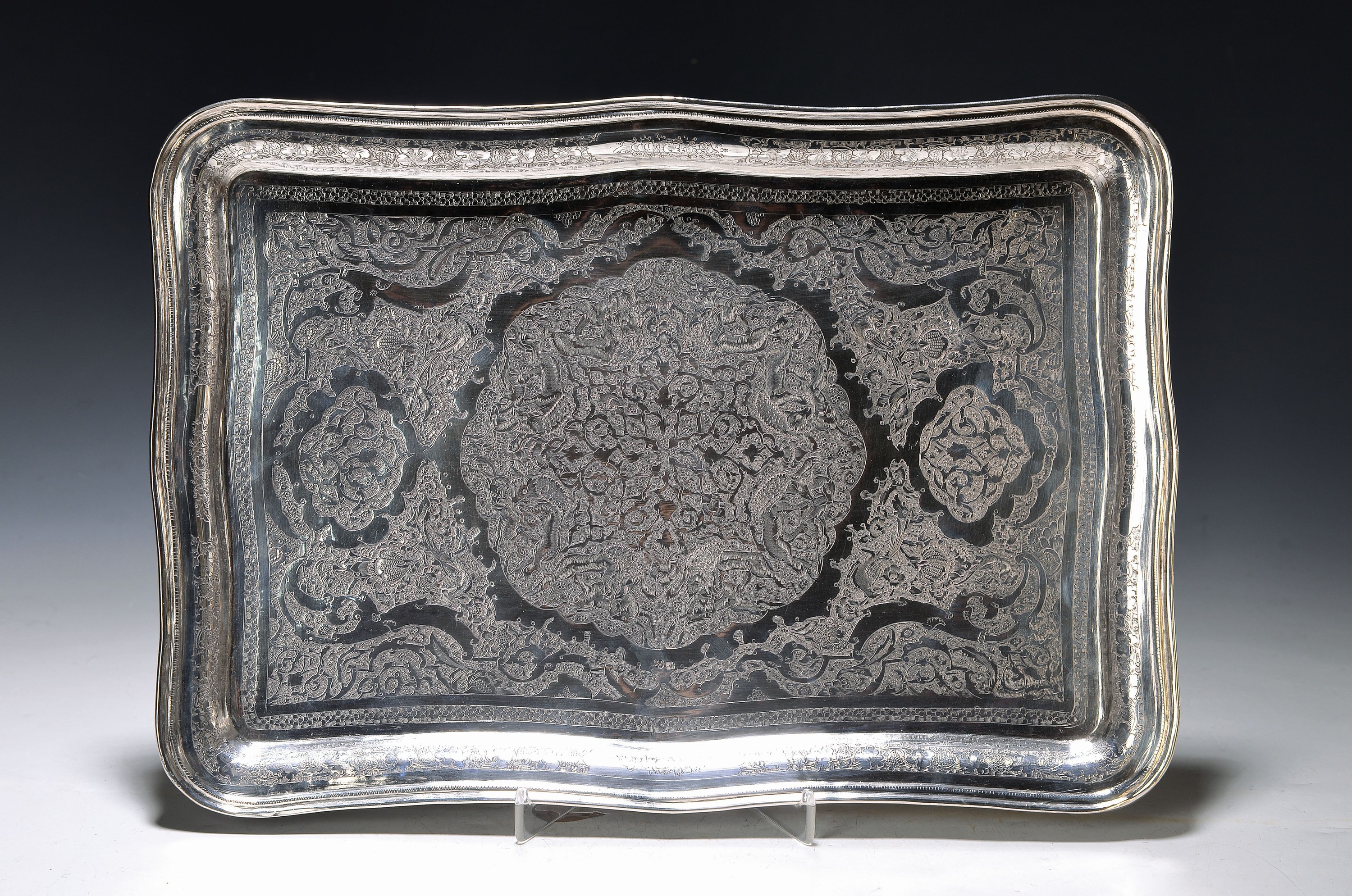 Rechteckiges Tablett, indo-persisch, 20.Jh., Silber geprüft, Reste von Punzierung, gravierter Dekor mit Fabeltieren, ca. 25 x 36 cm, ca. 950 g