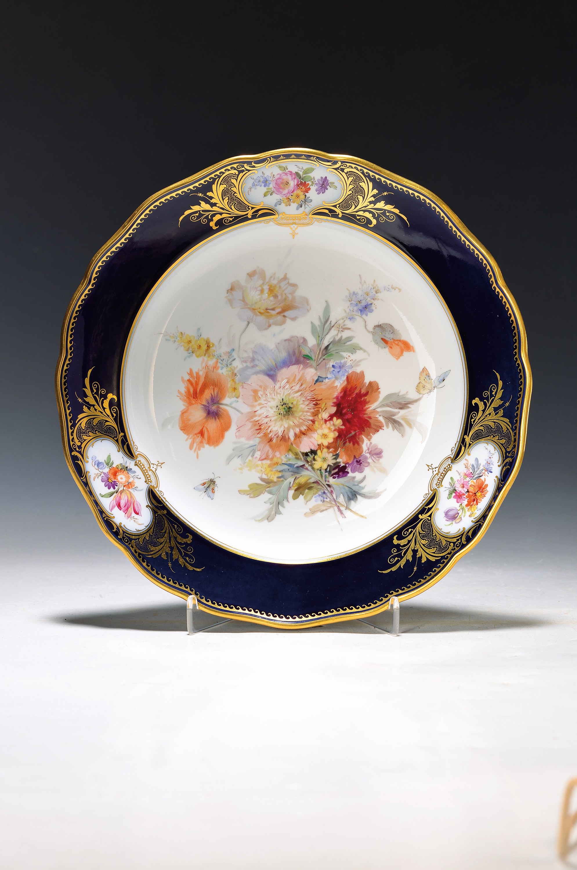 Prunkteller/Speiseteller, Meissen, um 1900, Amsterdamer Art, Form Neuer Ausschnitt, kobaltblaue Fahne, im Spiegel und in drei Randkartuschen ...