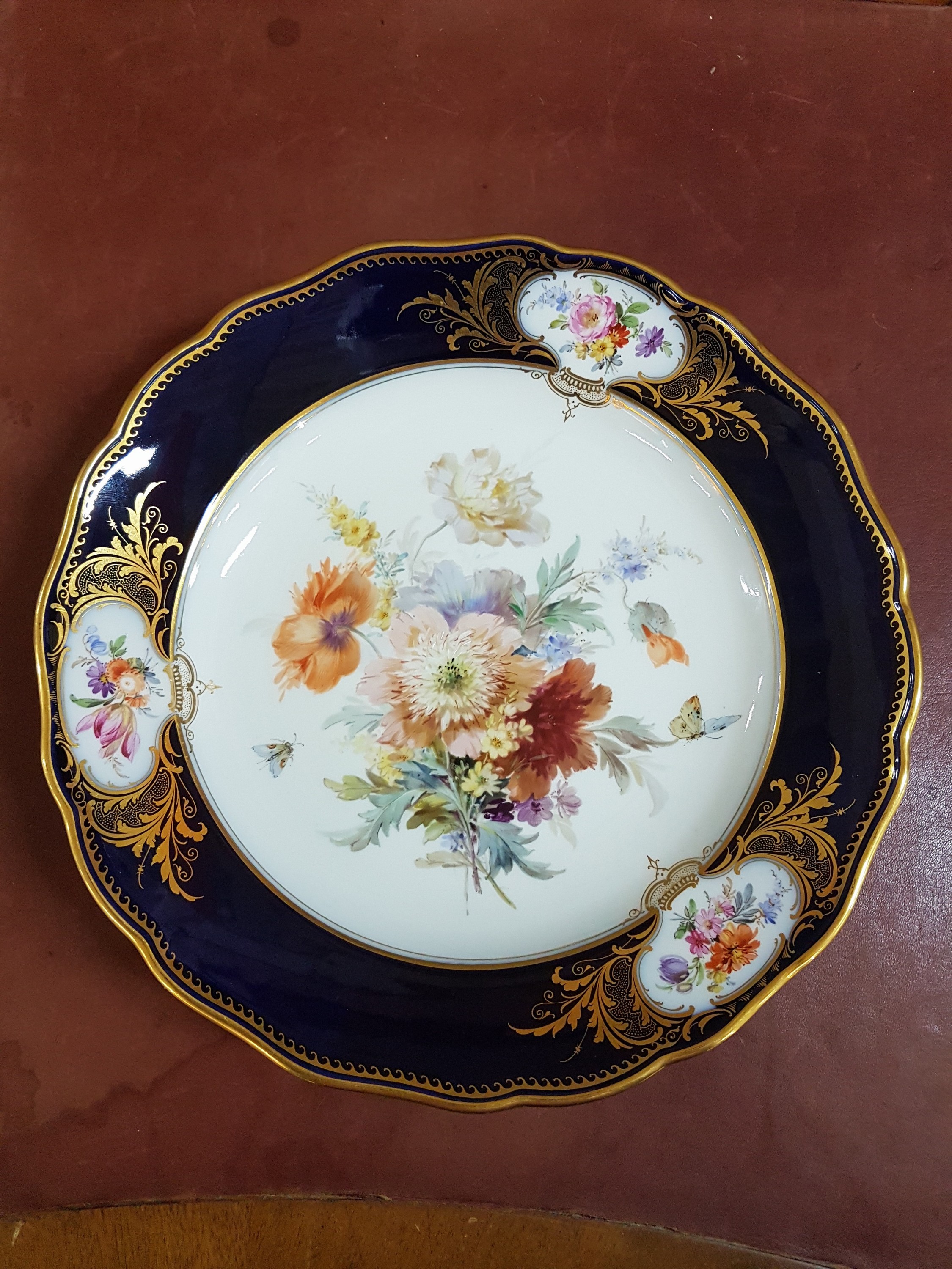 Detail a: Prunkteller/Speiseteller, Meissen, um 1900, Amsterdamer Art, Form Neuer Ausschnitt, kobaltblaue Fahne, im Spiegel und in drei Randkartuschen ...