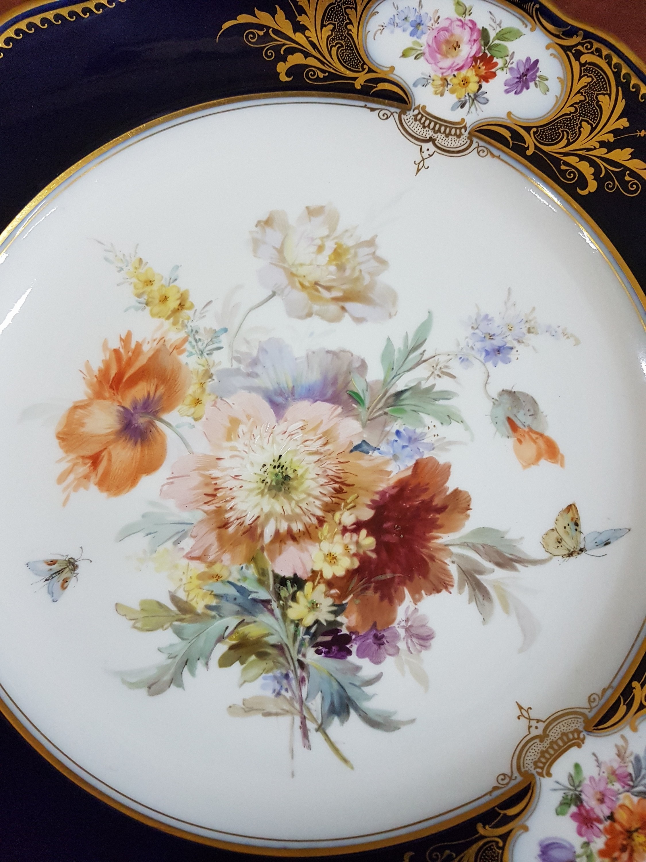 Detail b: Prunkteller/Speiseteller, Meissen, um 1900, Amsterdamer Art, Form Neuer Ausschnitt, kobaltblaue Fahne, im Spiegel und in drei Randkartuschen ...