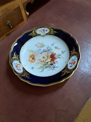 Detail e: Prunkteller/Speiseteller, Meissen, um 1900, Amsterdamer Art, Form Neuer Ausschnitt, kobaltblaue Fahne, im Spiegel und in drei Randkartuschen ...