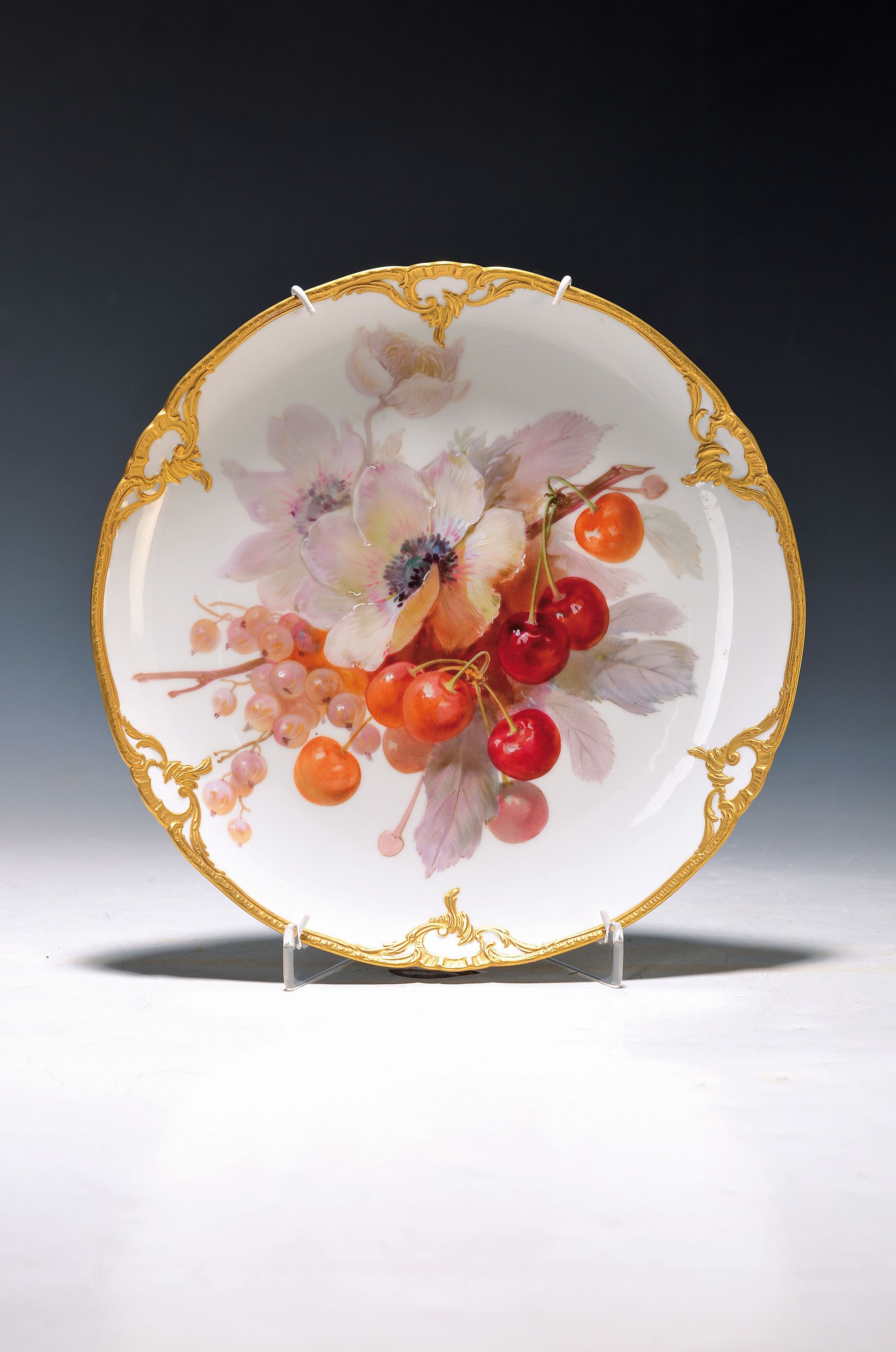 Dessertteller mit Obstbukettmalerei in zarter Weichmalerei, KPM Berlin, um 1907, Porzellan, Jahresbuchstabe G, reliefierter Rocaillenrand aus ...