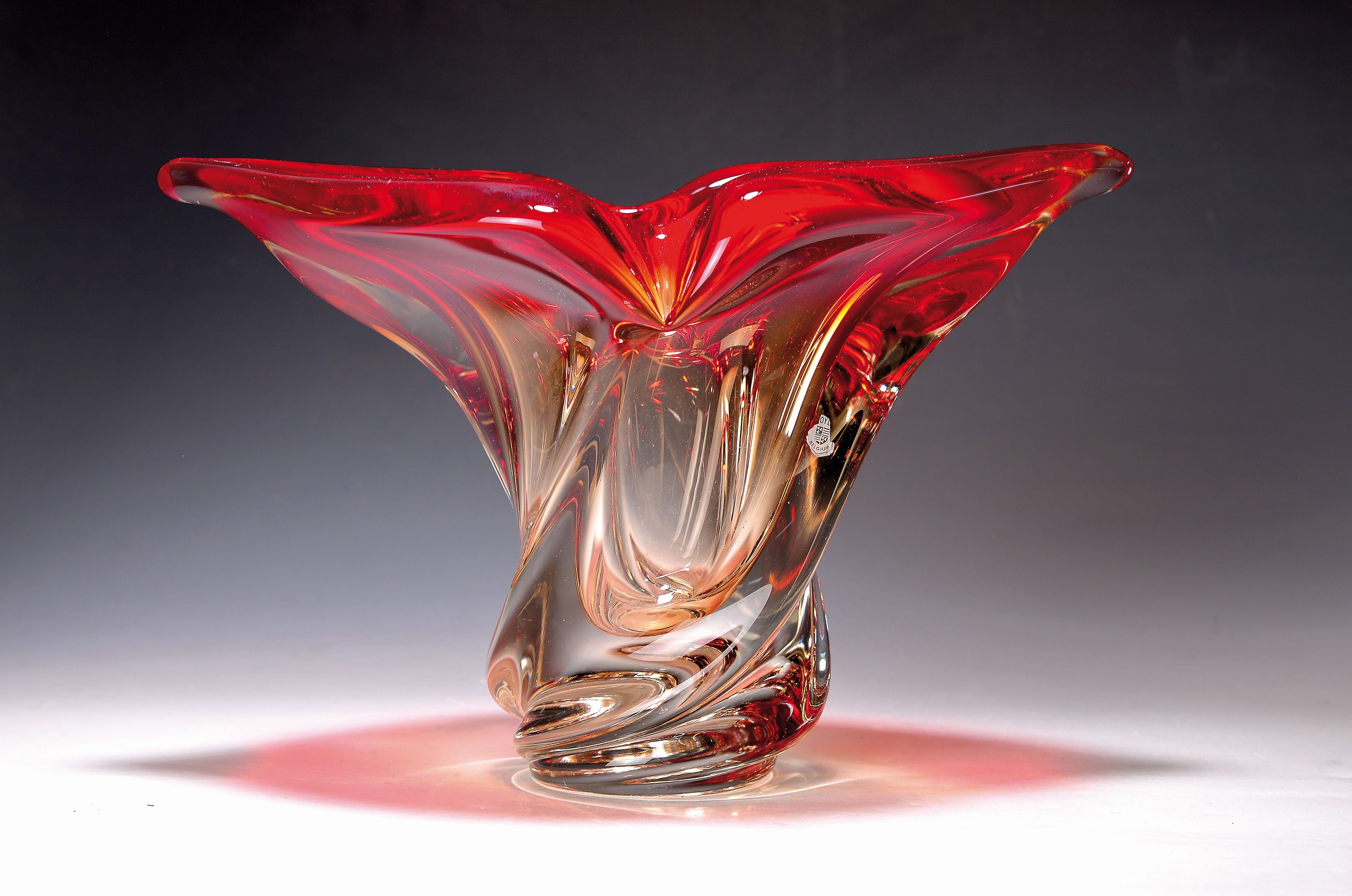 Glasvase in Lippenform, Verreries & Gobleteries Doyen, Belgien, 1960er-Jahre, farbloses Glas partiell rot überfangen, gedrehter Korpus auslaufend in ...