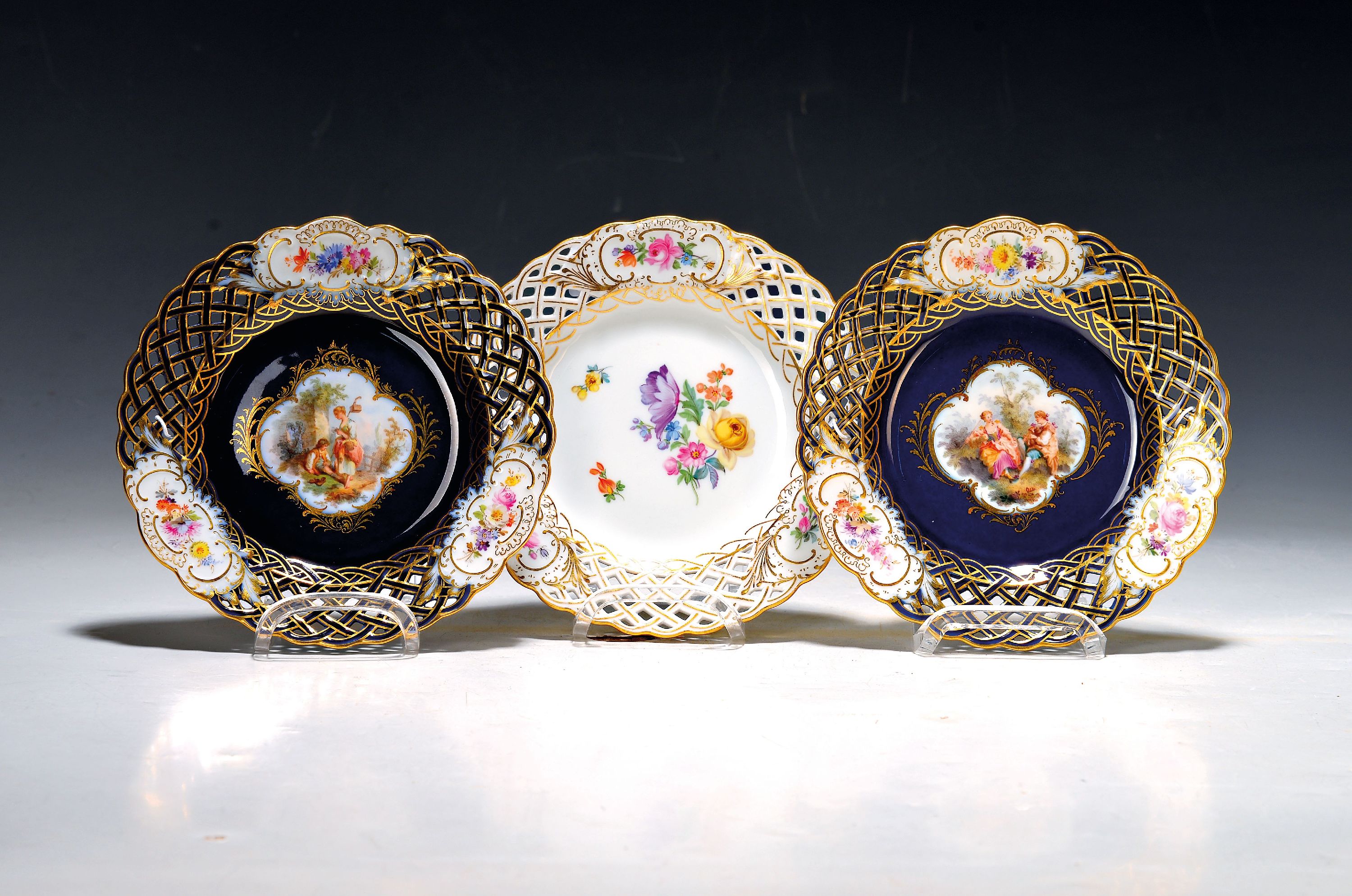 Image 26876943 - Drei kleine Dessertteller, Meissen, um 1880/90 kobaltblau mit feinen Watteaumalereien, ...