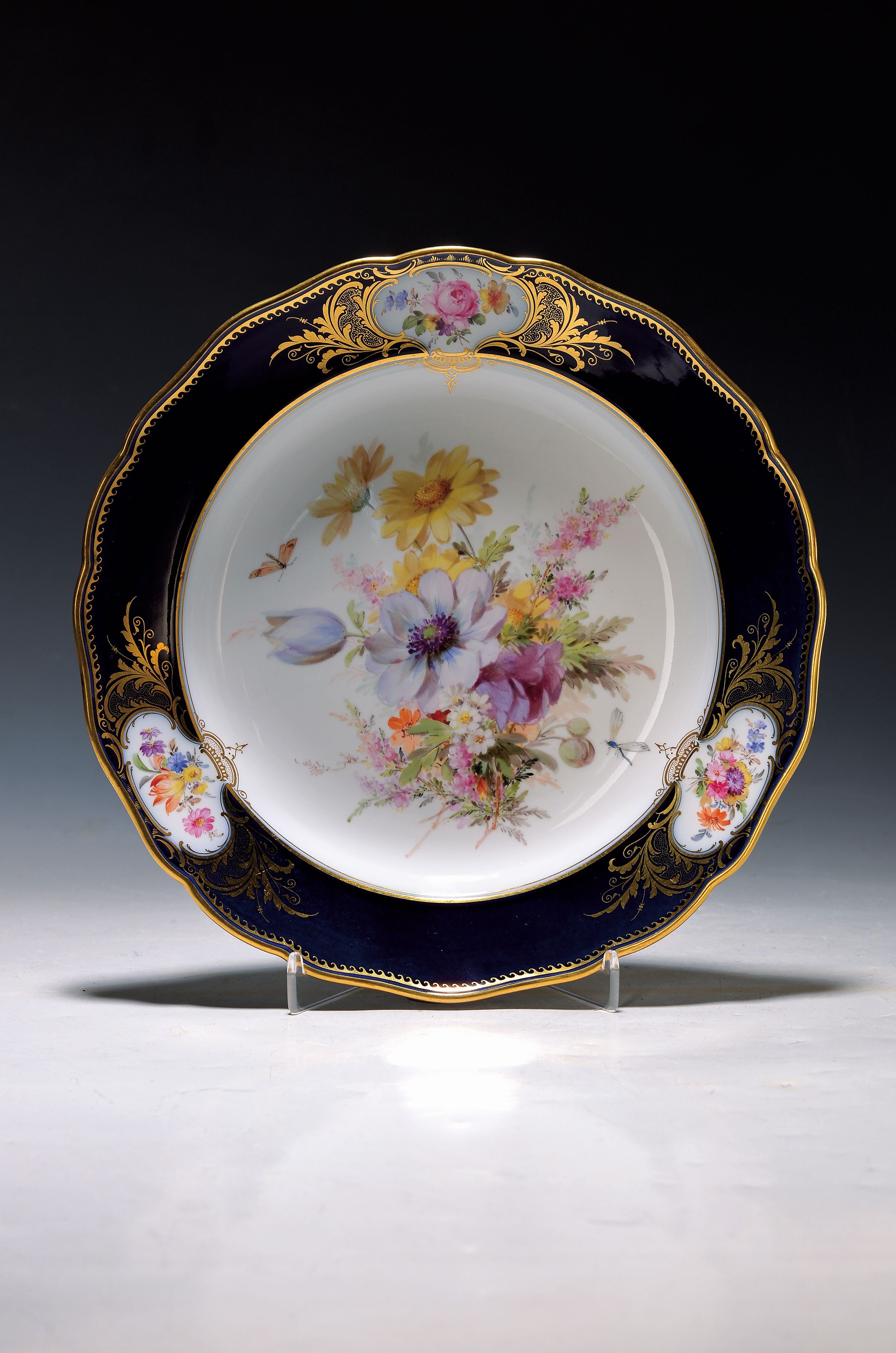 Prunkteller/Speiseteller, Meissen, um 1900, Amsterdamer Art, Form Neuer Ausschnitt, kobaltblaue Fahne, im Spiegel und in drei Randkartuschen ...