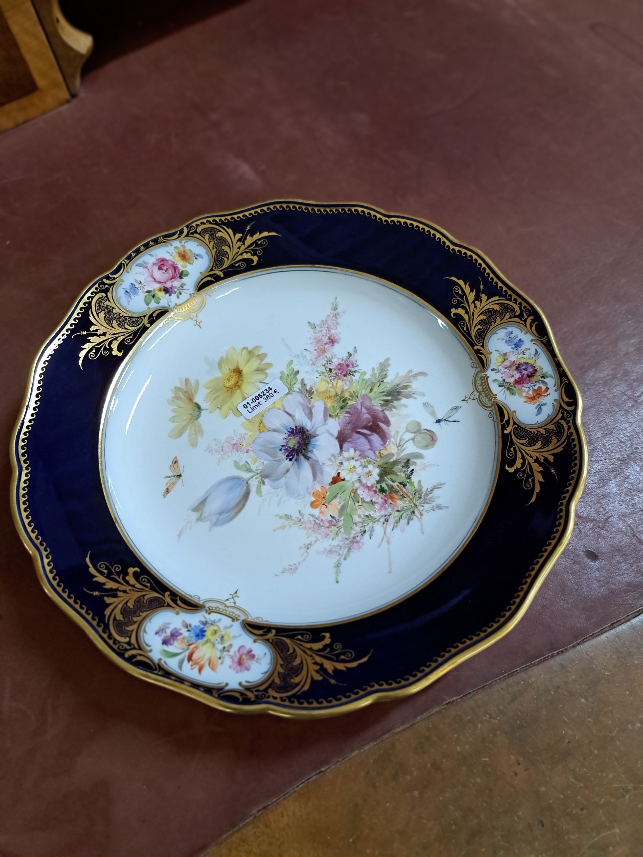 Detail a: Prunkteller/Speiseteller, Meissen, um 1900, Amsterdamer Art, Form Neuer Ausschnitt, kobaltblaue Fahne, im Spiegel und in drei Randkartuschen ...