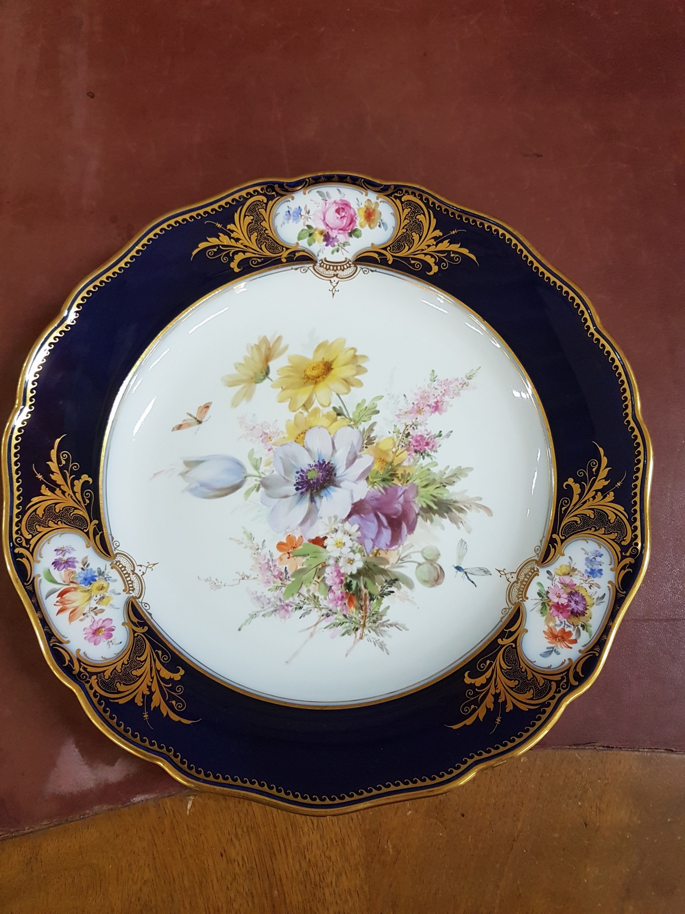 Detail c: Prunkteller/Speiseteller, Meissen, um 1900, Amsterdamer Art, Form Neuer Ausschnitt, kobaltblaue Fahne, im Spiegel und in drei Randkartuschen ...